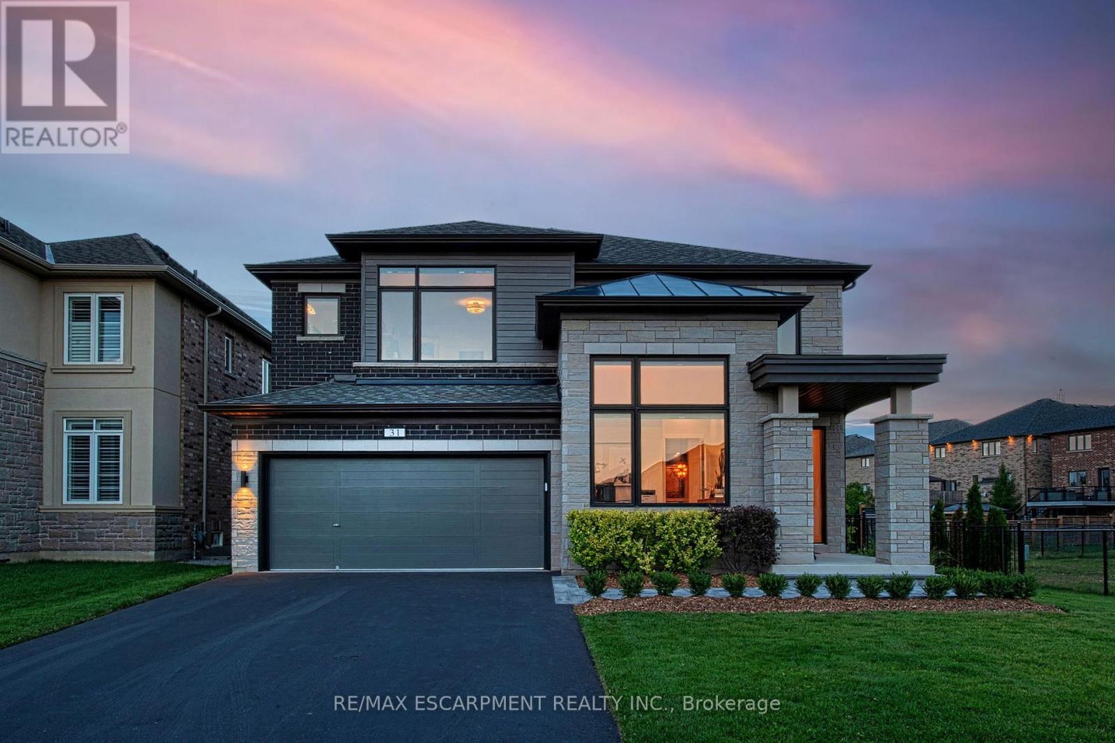 31 Robarts Drive, Hamilton, Ontario  L9K 0H5 - Photo 2 - X12213698