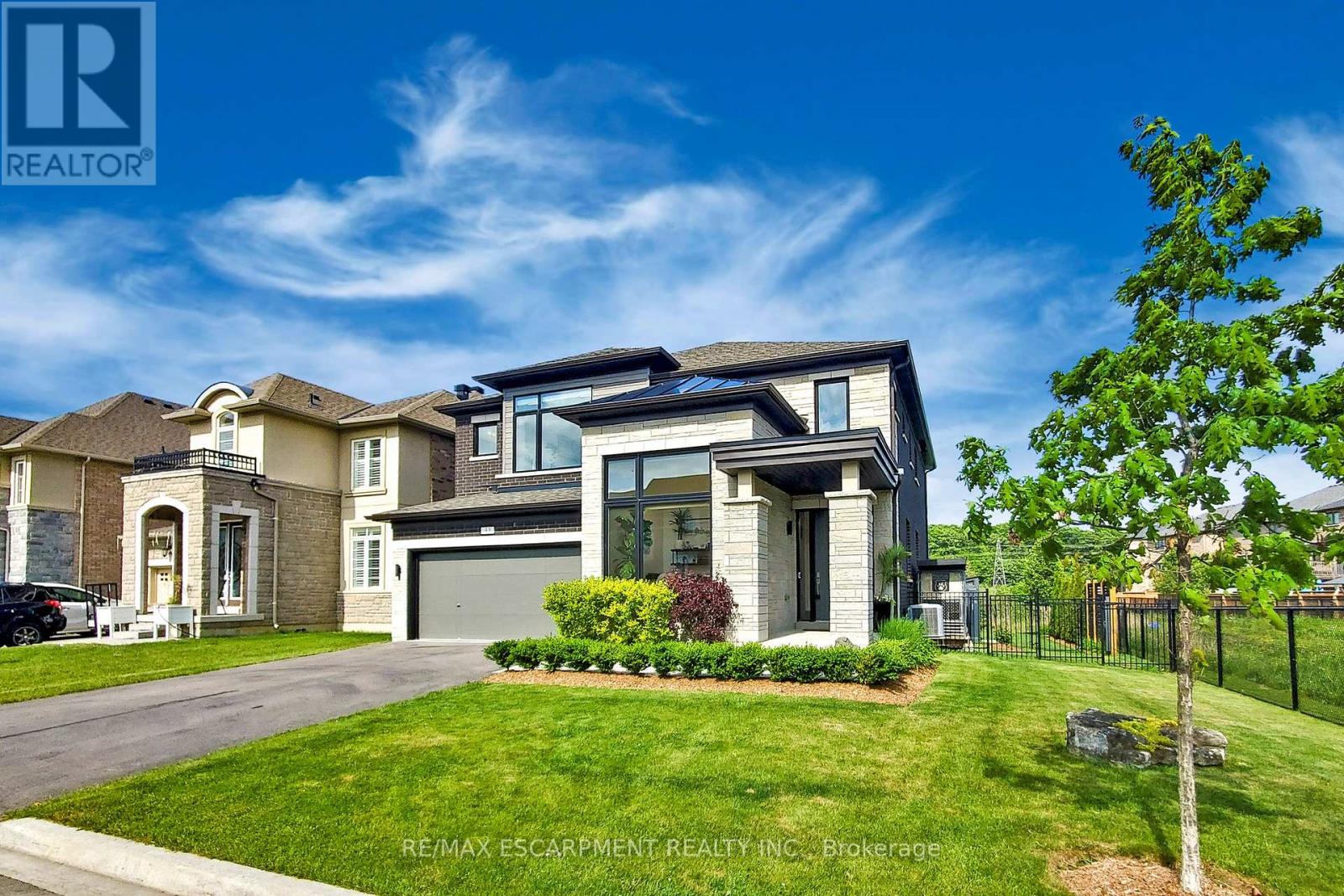 31 Robarts Drive, Hamilton, Ontario  L9K 0H5 - Photo 3 - X12213698