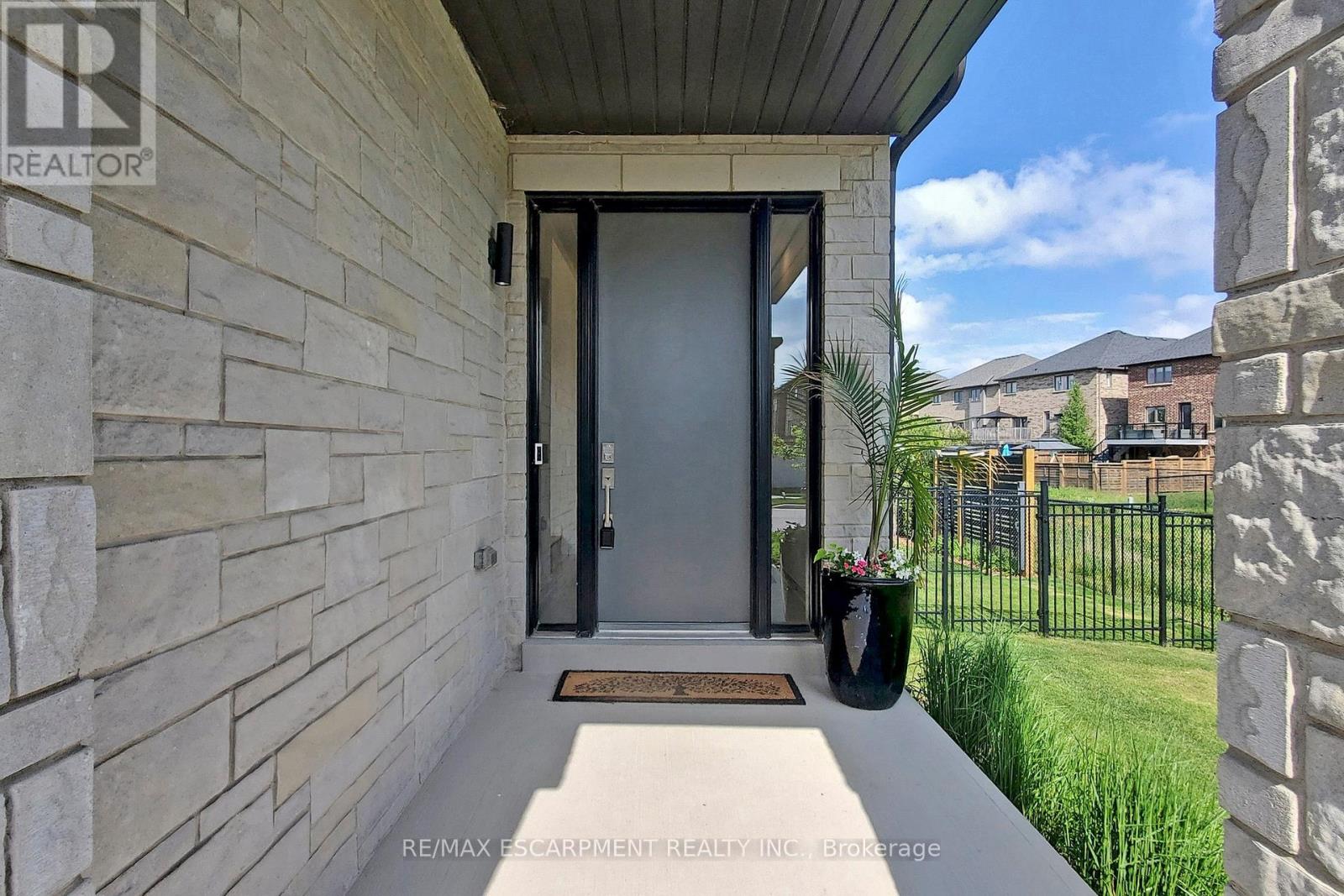 31 Robarts Drive, Hamilton, Ontario  L9K 0H5 - Photo 4 - X12213698