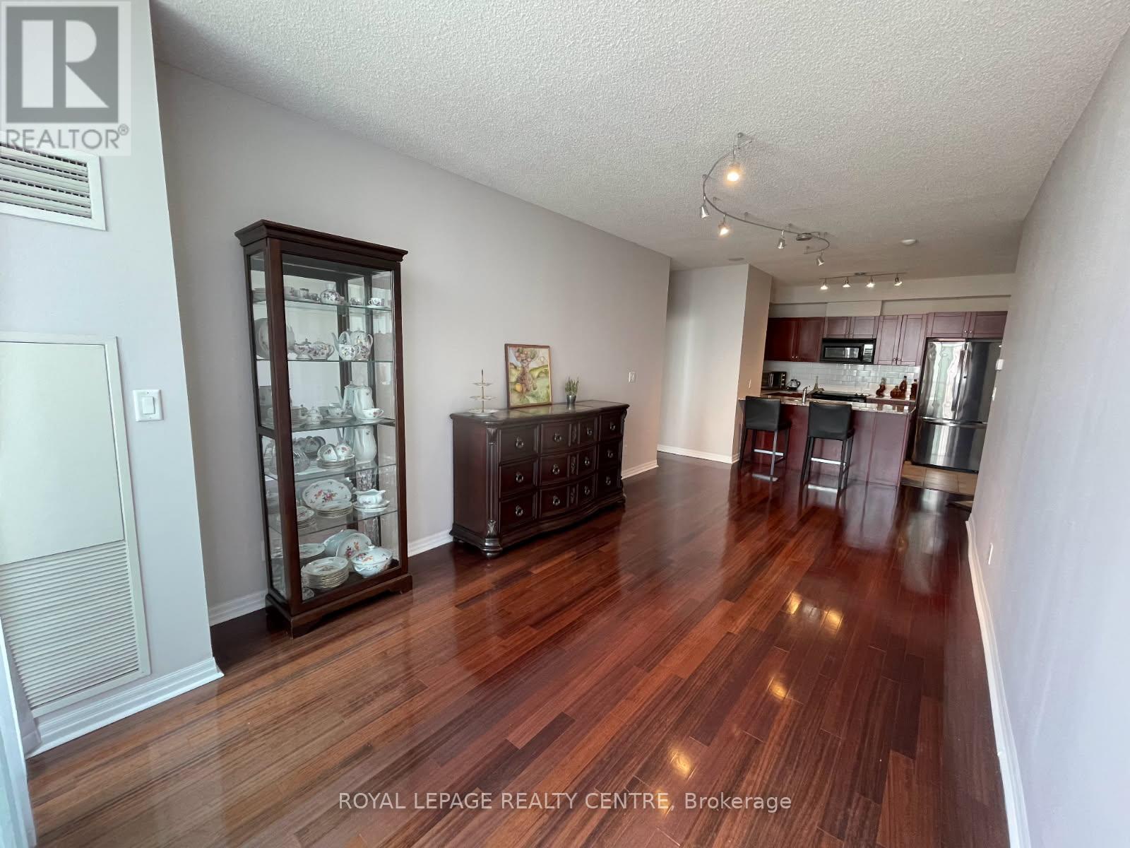 1914 - 1359 Rathburn Road E, Mississauga, Ontario  L4W 5P7 - Photo 3 - W12186156