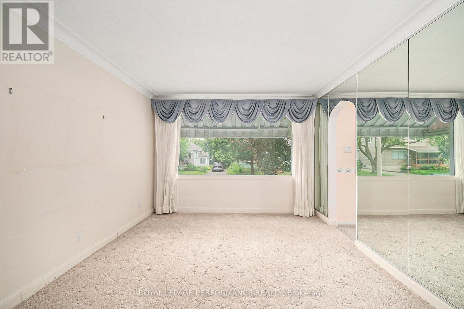 393 Allen Boulevard, Ottawa, Ontario  K1P 7B6 - Photo 11 - X12210609