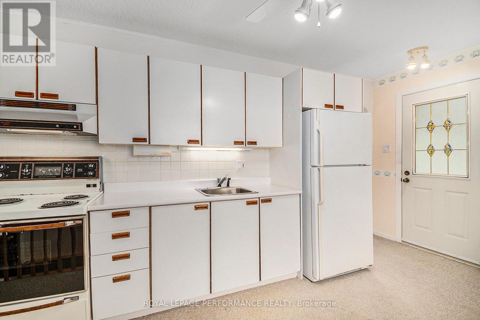 393 Allen Boulevard, Ottawa, Ontario  K1P 7B6 - Photo 4 - X12210609