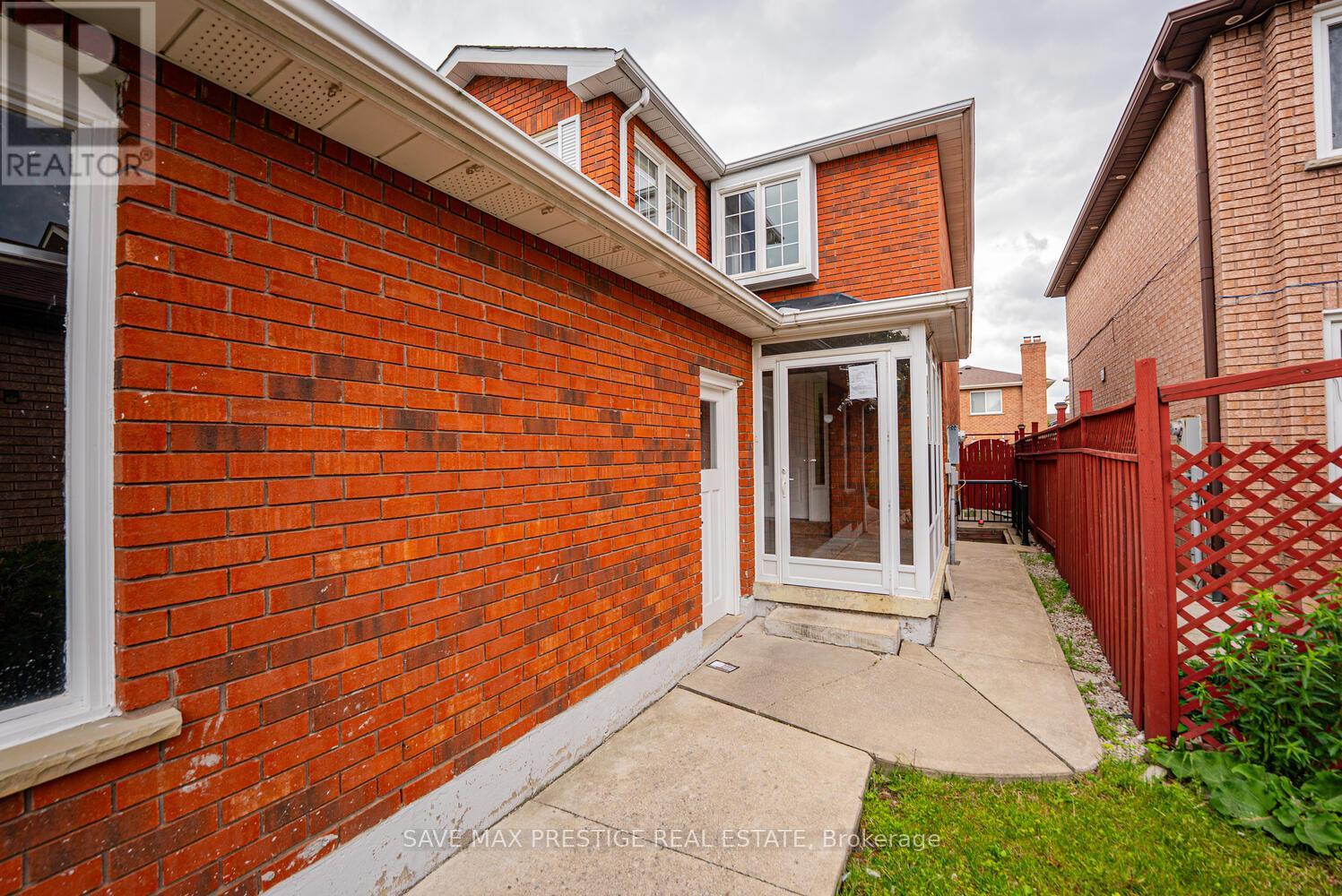 36 Kentucky Drive, Brampton, Ontario  L6Y 4E9 - Photo 3 - W12204520