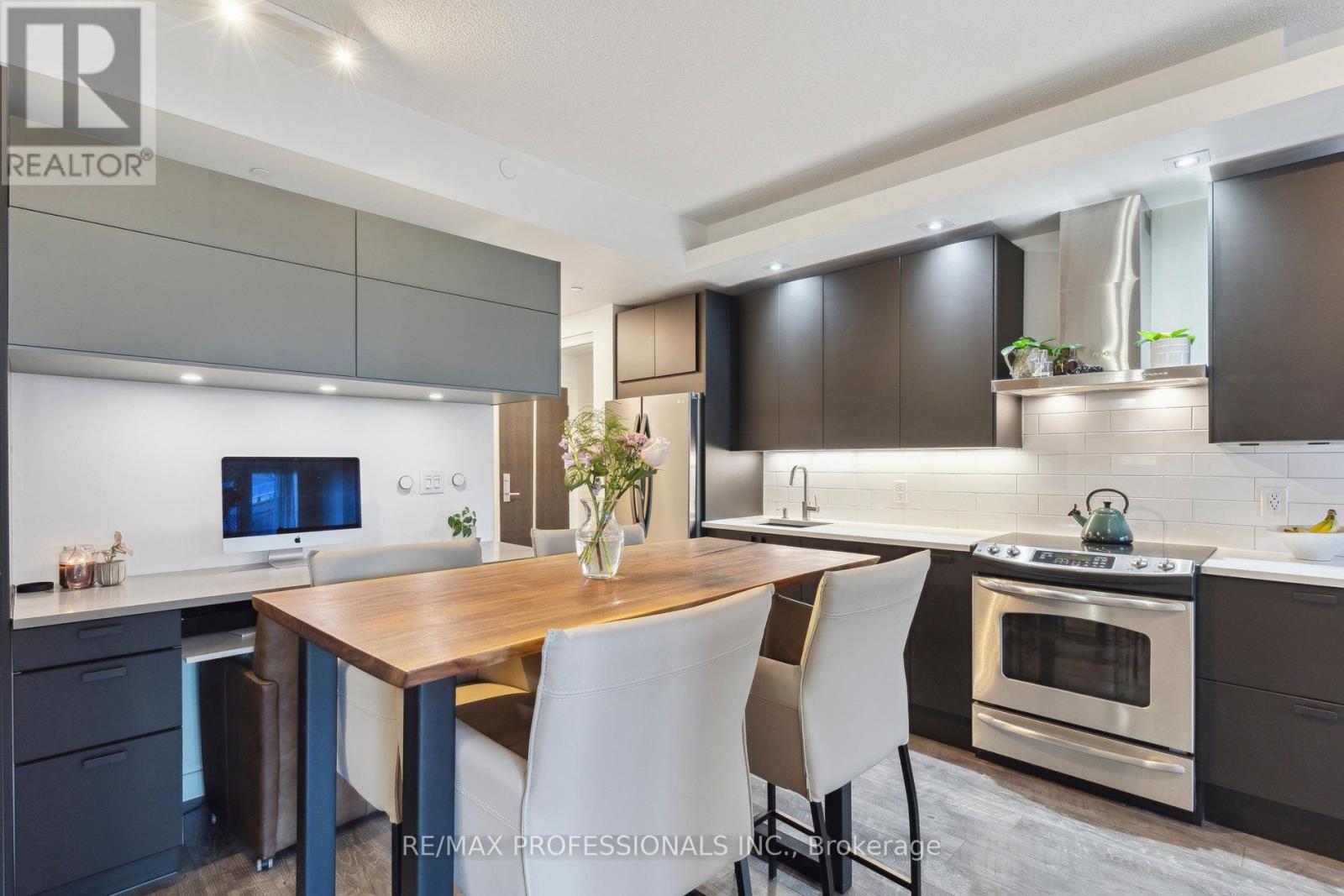 434 - 165 Legion Road N, Toronto, Ontario  M8Y 0A1 - Photo 1 - W12052058