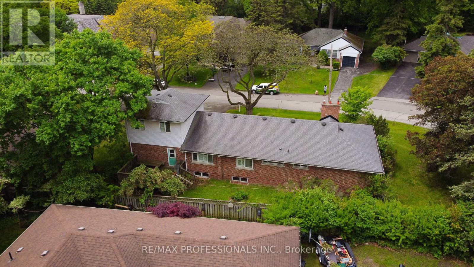 88 Valecrest Drive, Toronto, Ontario  M9A 4P6 - Photo 6 - W12185364