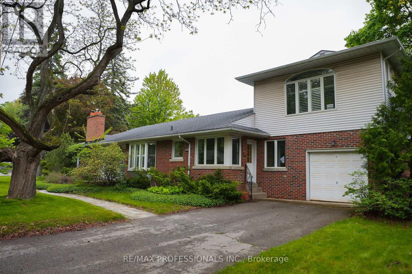 88 Valecrest Drive, Toronto, Ontario  M9A 4P6 - Photo 3 - W12185364