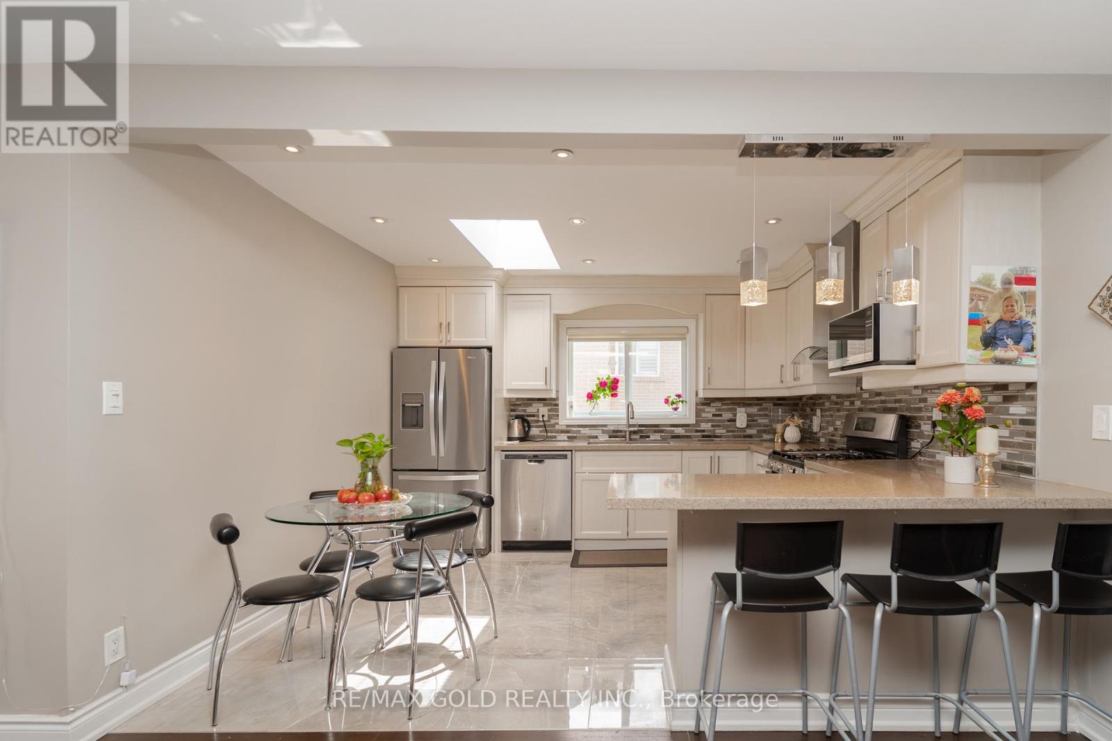 48 Drury Crescent, Brampton, Ontario  L6T 1L2 - Photo 12 - W12213076