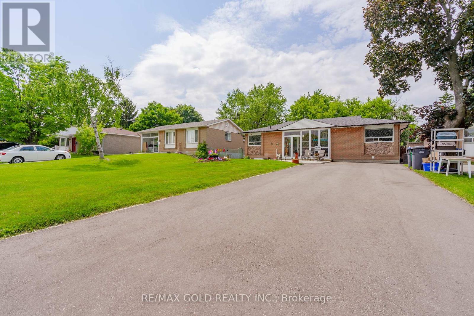 48 Drury Crescent, Brampton, Ontario  L6T 1L2 - Photo 4 - W12213076