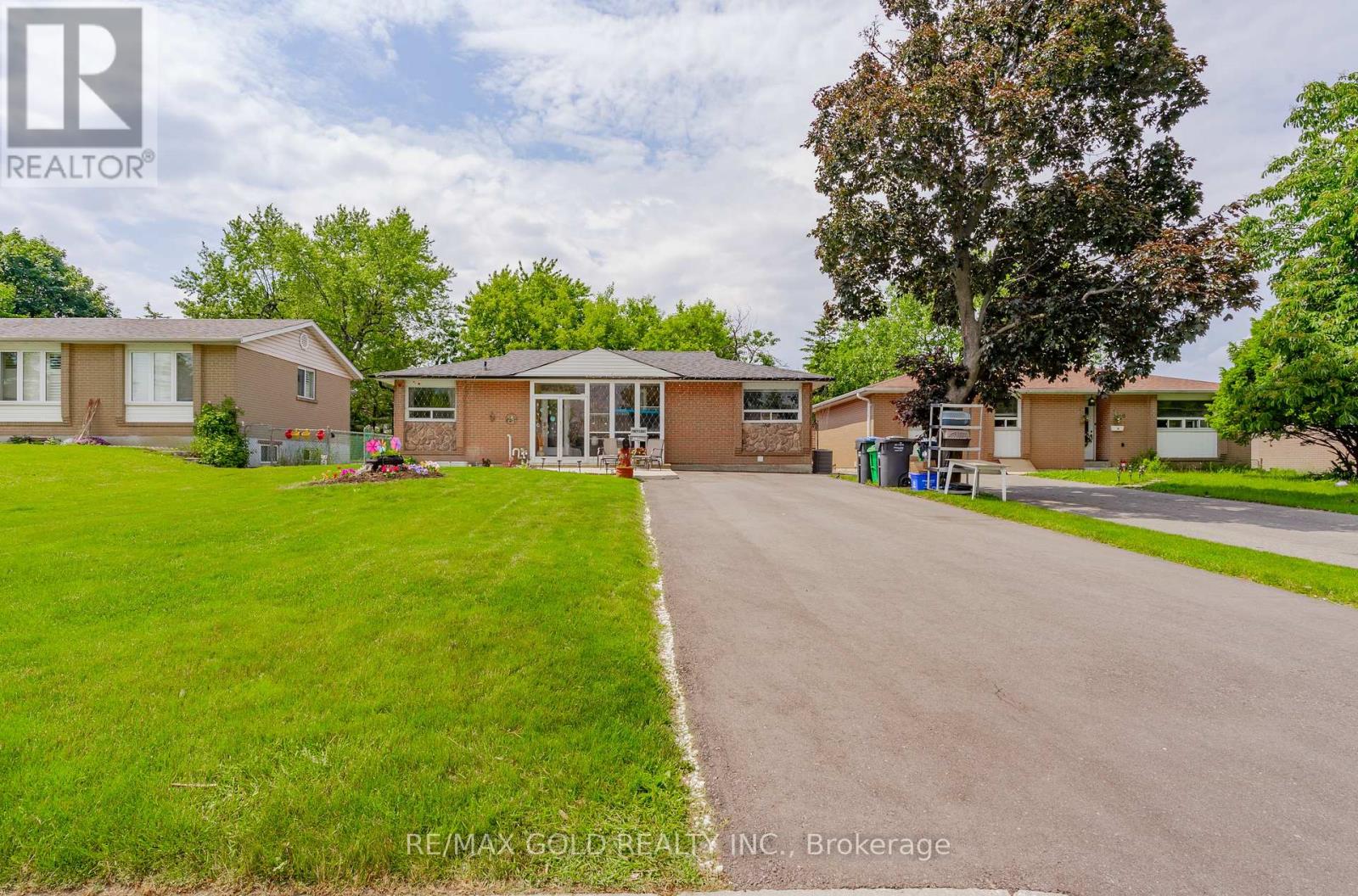 48 Drury Crescent, Brampton, Ontario  L6T 1L2 - Photo 2 - W12213076