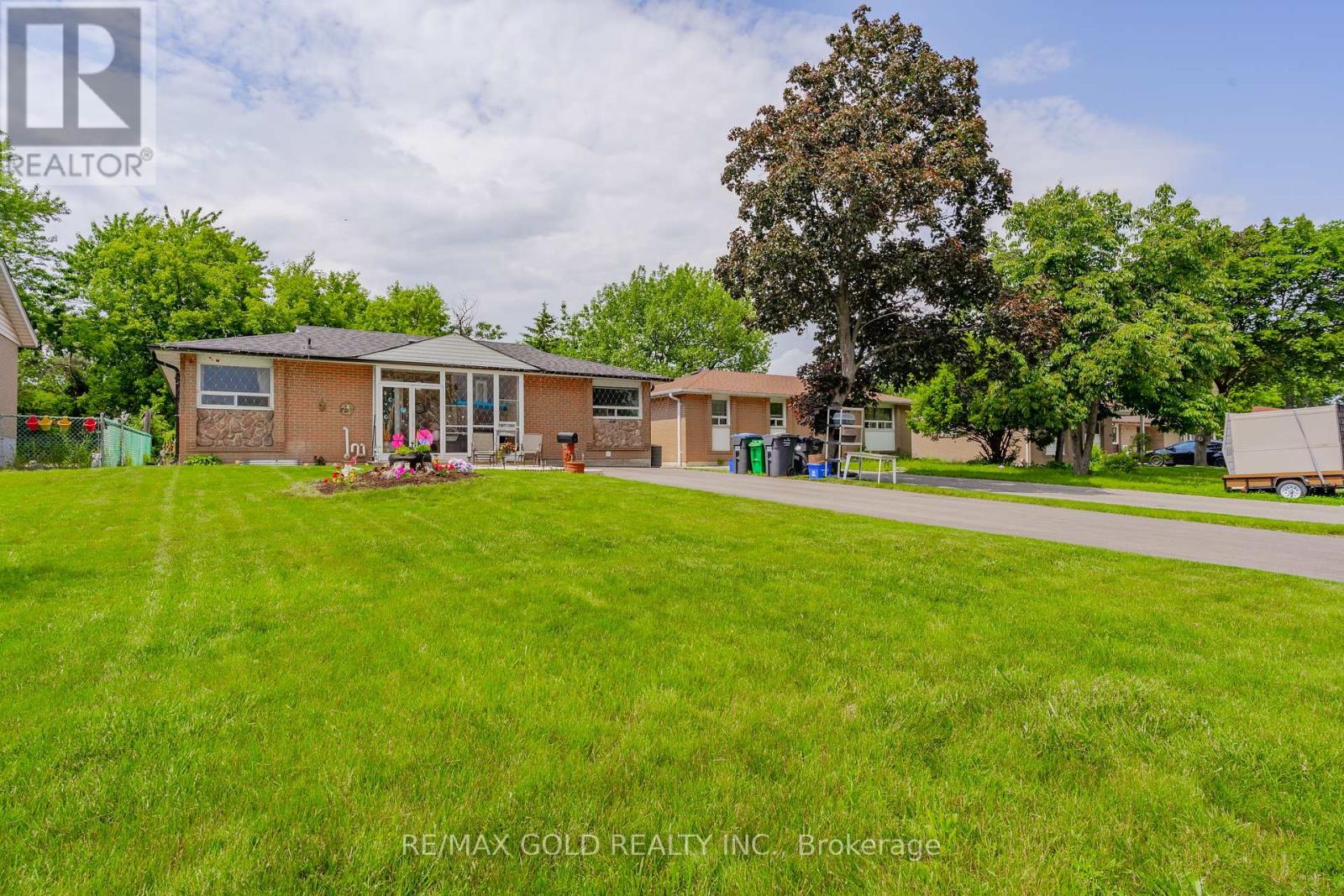 48 Drury Crescent, Brampton, Ontario  L6T 1L2 - Photo 3 - W12213076