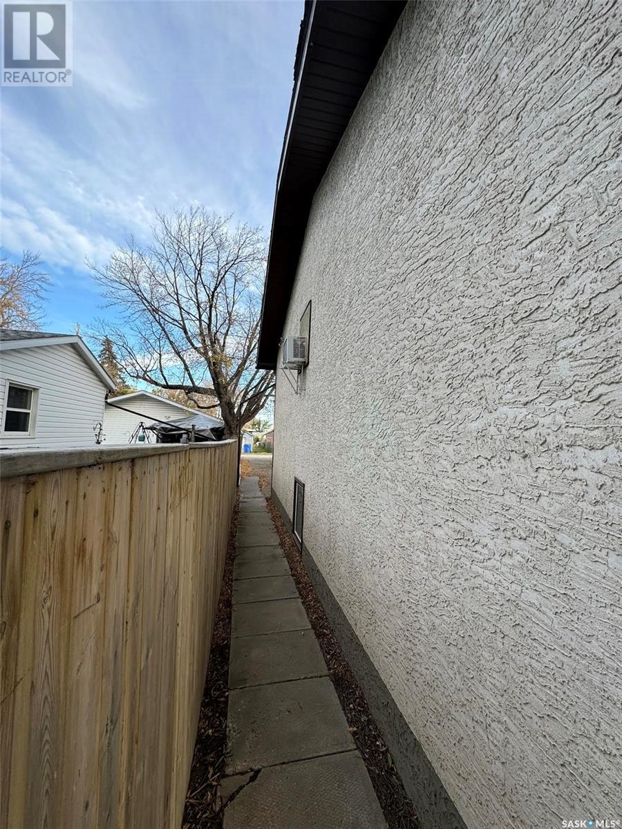 A & B 345 Scarth Street, Regina, Saskatchewan  S4R 2C4 - Photo 3 - SK009158