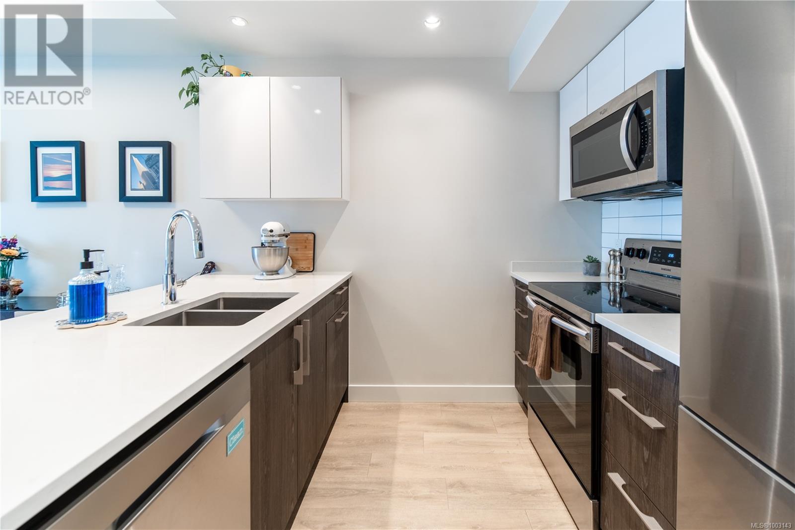 404 3333 Glasgow Ave, Saanich, British Columbia  V8X 1M5 - Photo 2 - 1003143