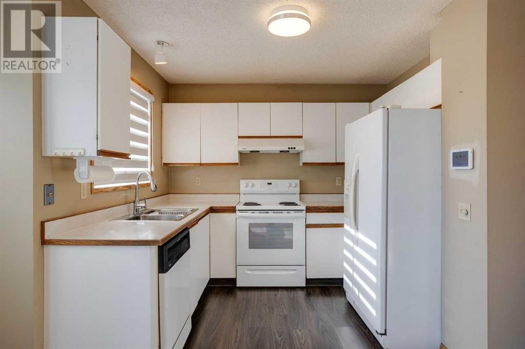 99 Martinwood Road Ne, Calgary, Alberta  T3J 3G7 - Photo 12 - A2195940