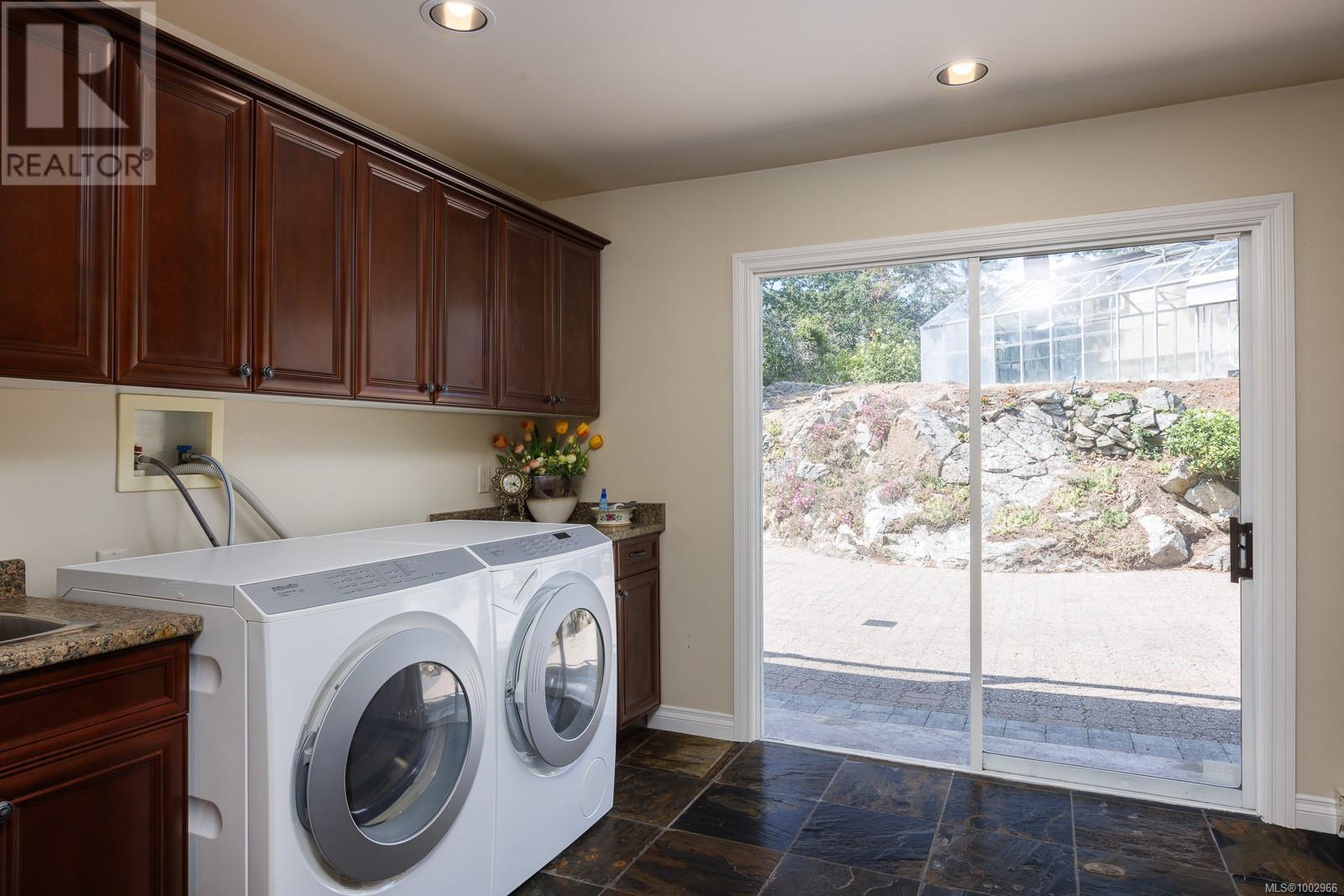 2495 Shannon Pl, Saanich, British Columbia  V8N 1X2 - Photo 34 - 1002966