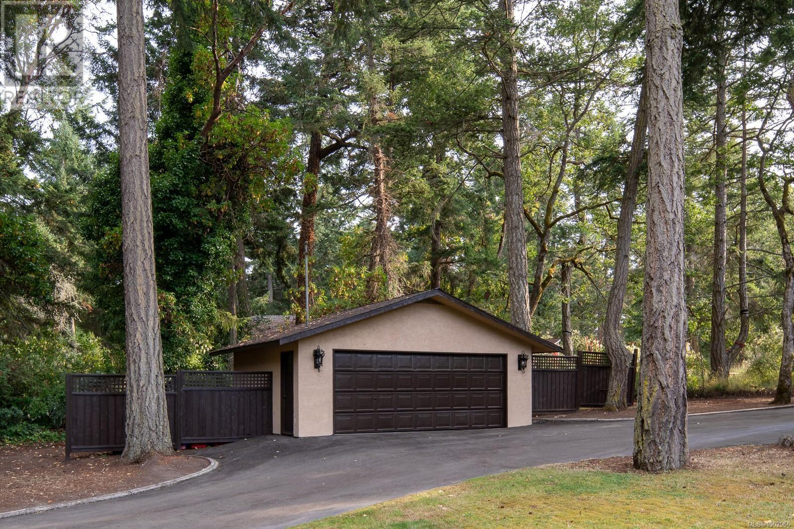 2495 Shannon Pl, Saanich, British Columbia  V8N 1X2 - Photo 69 - 1002966