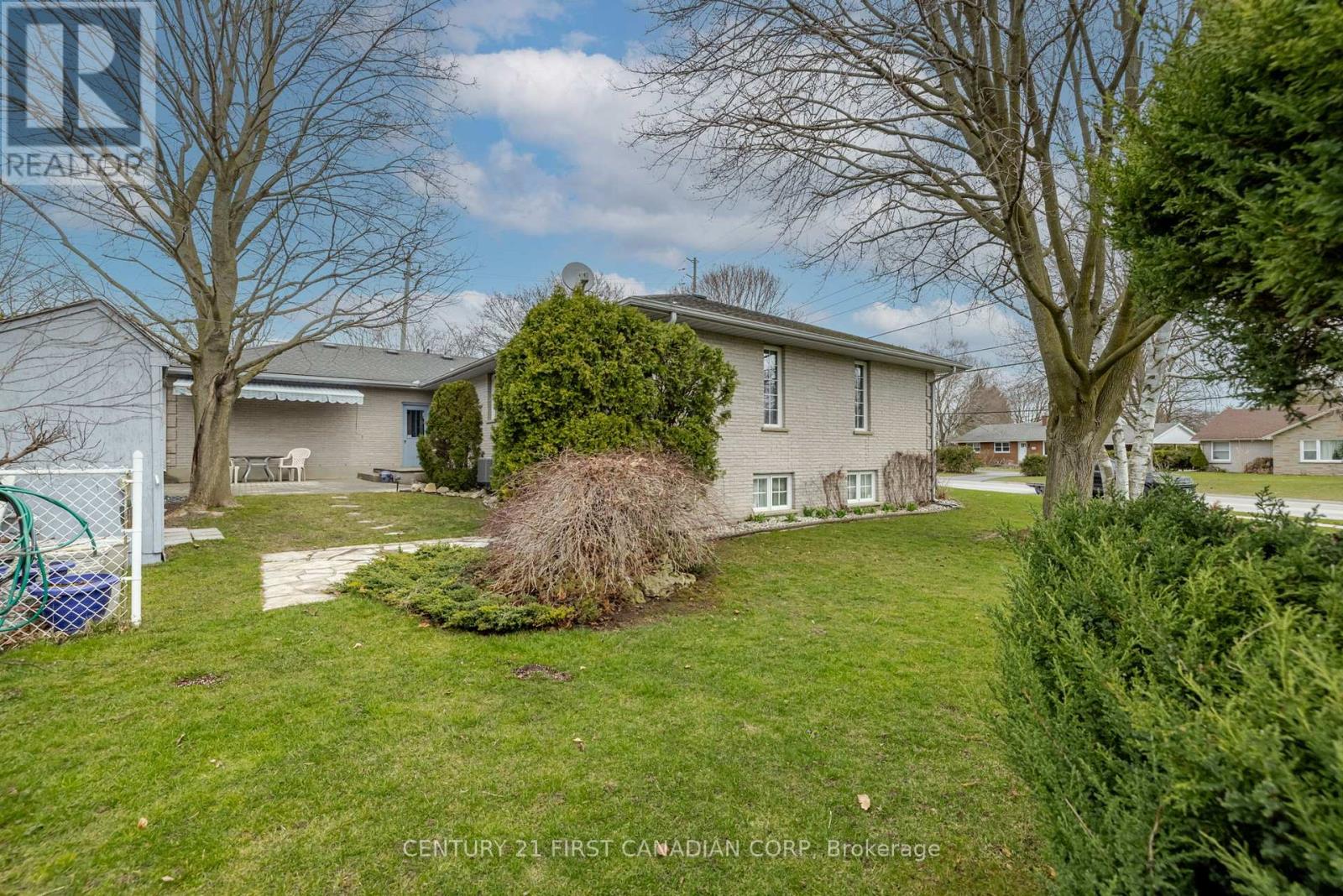 196 Hull Road, Strathroy-Caradoc, Ontario  N7G 3P2 - Photo 10 - X12213939