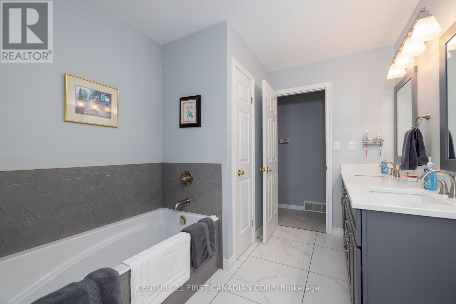 196 Hull Road, Strathroy-Caradoc, Ontario  N7G 3P2 - Photo 22 - X12213939