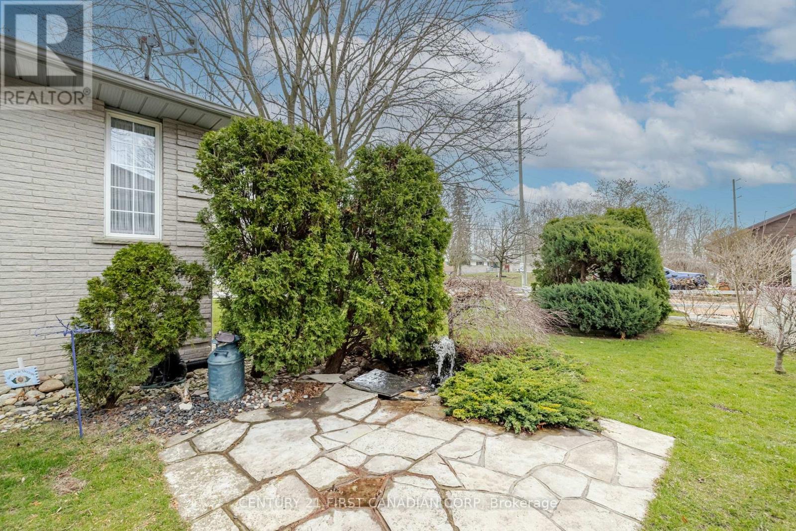 196 Hull Road, Strathroy-Caradoc, Ontario  N7G 3P2 - Photo 9 - X12213939