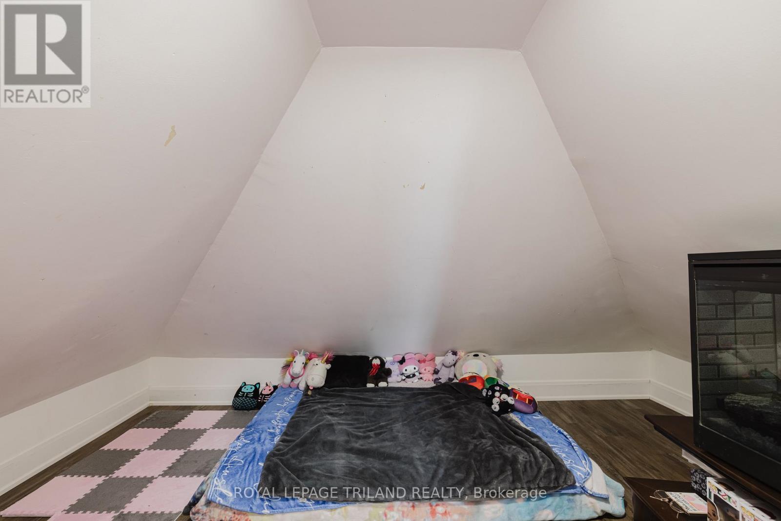 Photo 16 of 26 for 245 Sydenham Street E
