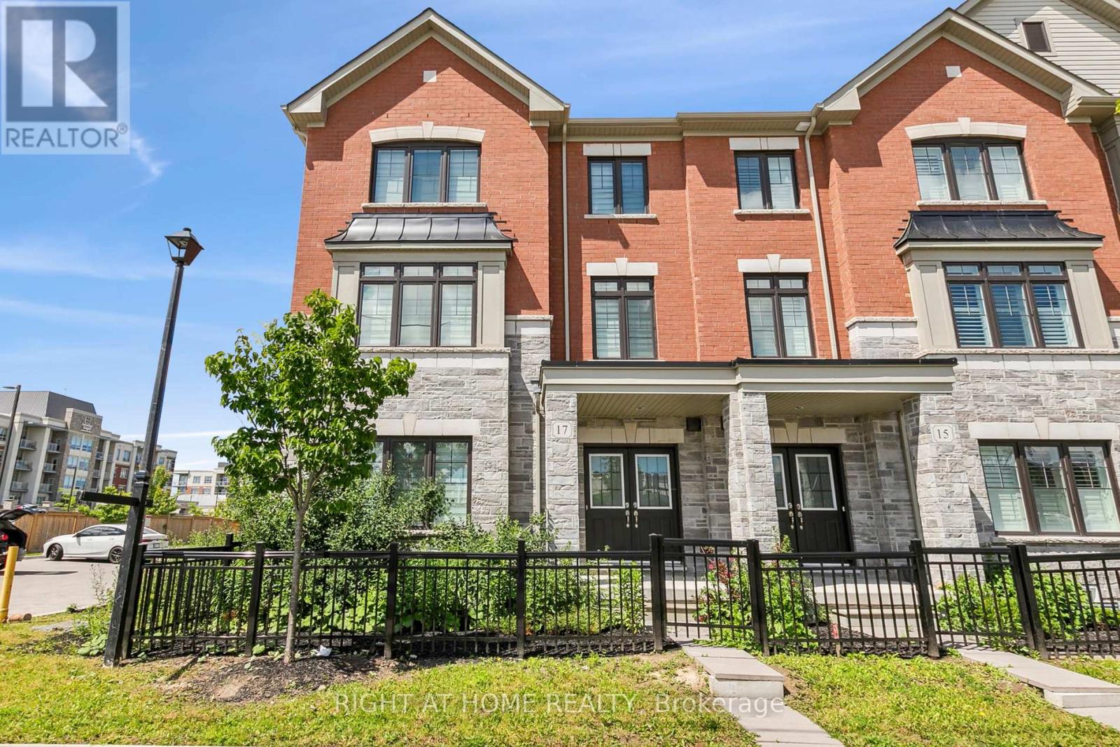 17 WANDERING WAY, Whitby, Ontario