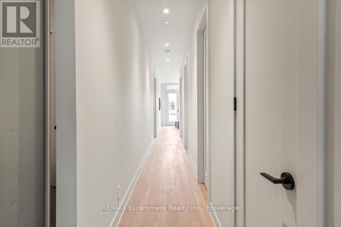 105 - 123 Maurice Drive, Oakville, Ontario  L6K 2W6 - Photo 8 - W12213843