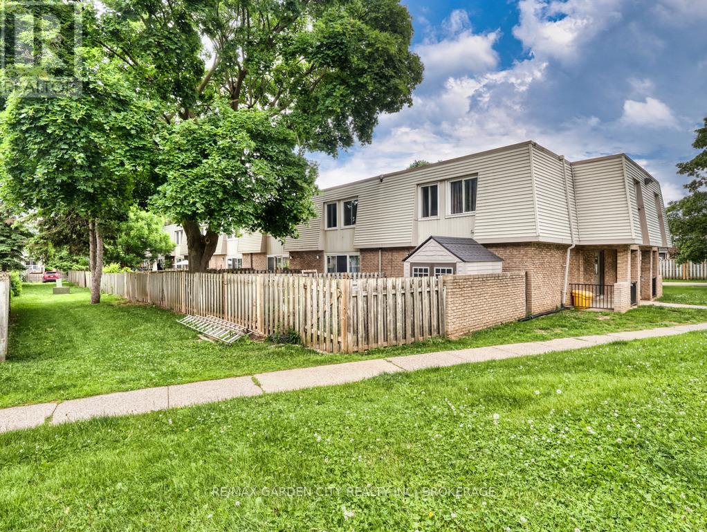 176 - 17 Old Pine Trail, St. Catharines, Ontario  L2M 6P9 - Photo 4 - X12213890