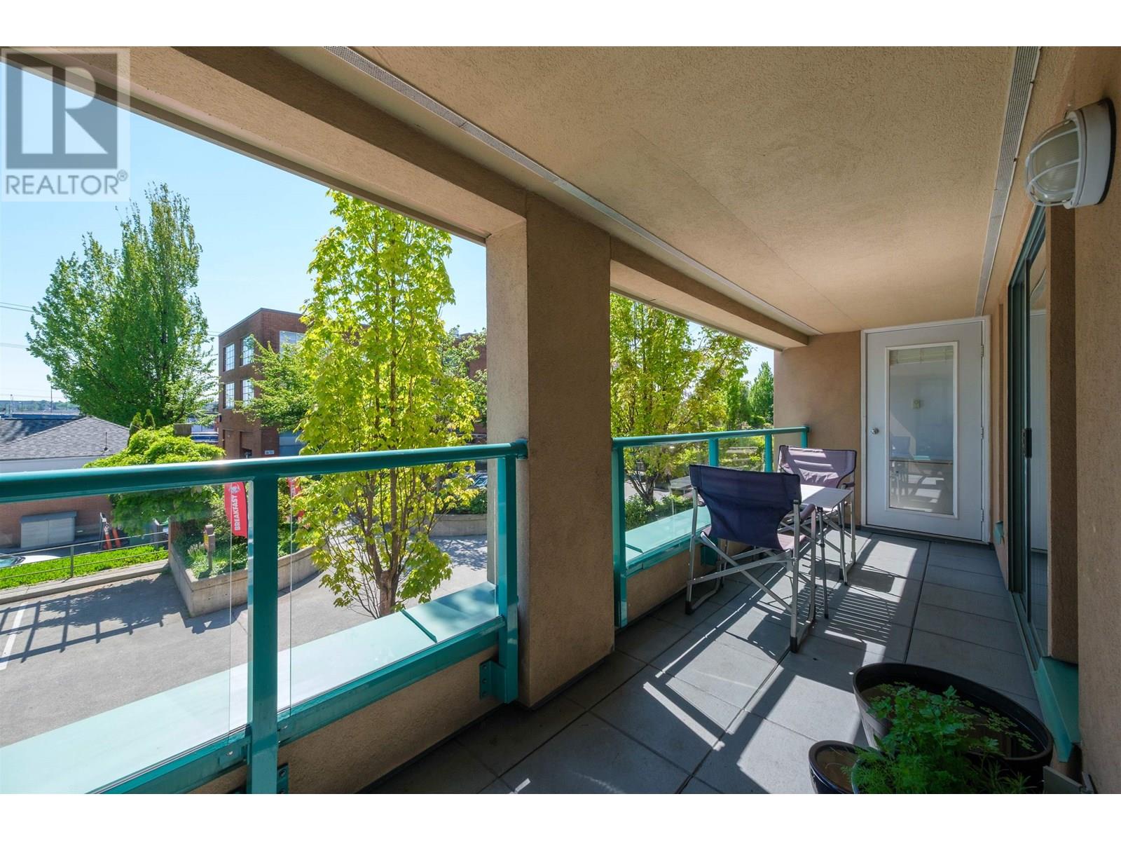 209 223 MOUNTAIN HIGHWAY, North Vancouver, British Columbia