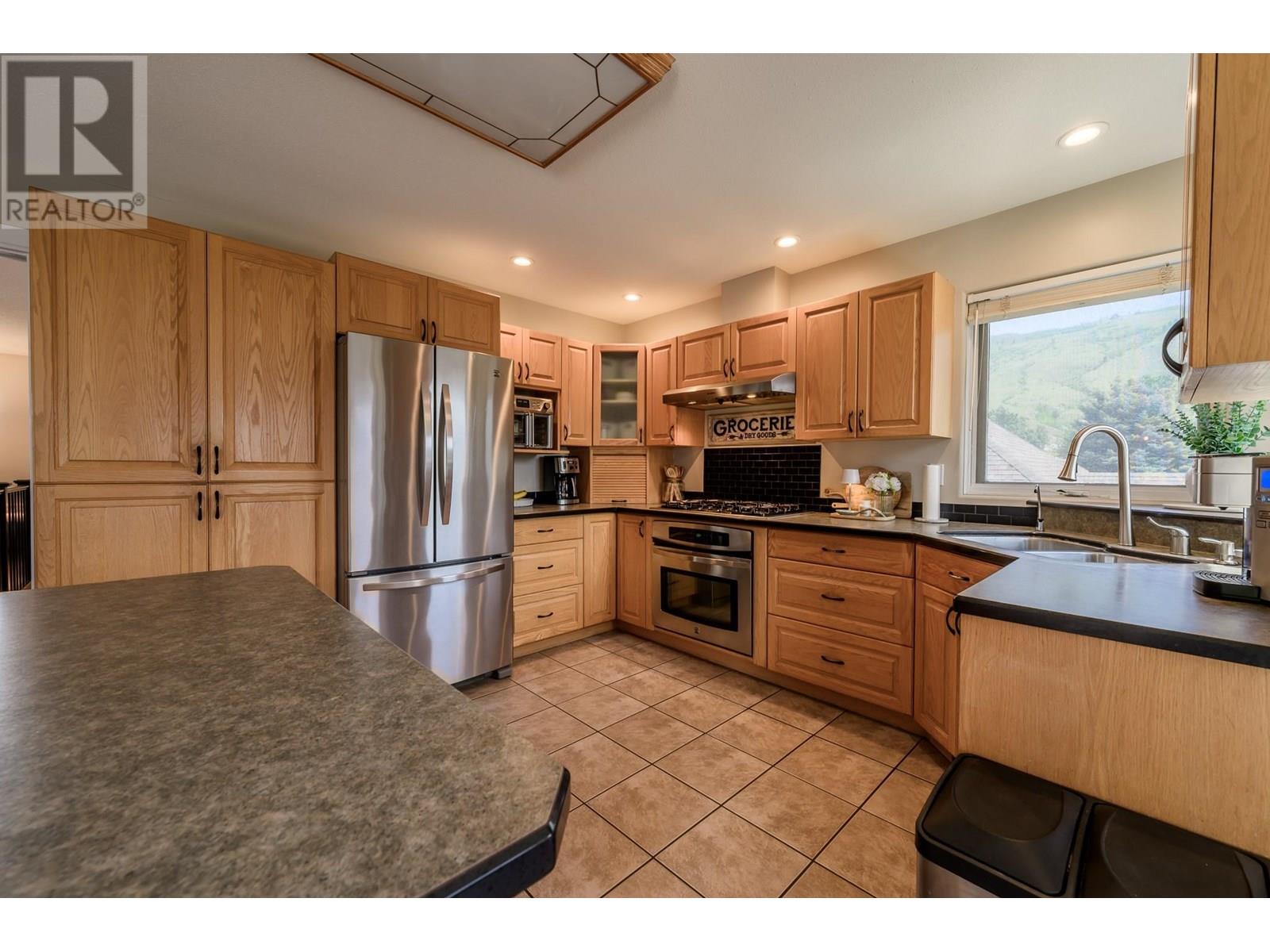 682 Sandstone Place, Kamloops, British Columbia  V2B 8M4 - Photo 8 - 10351852