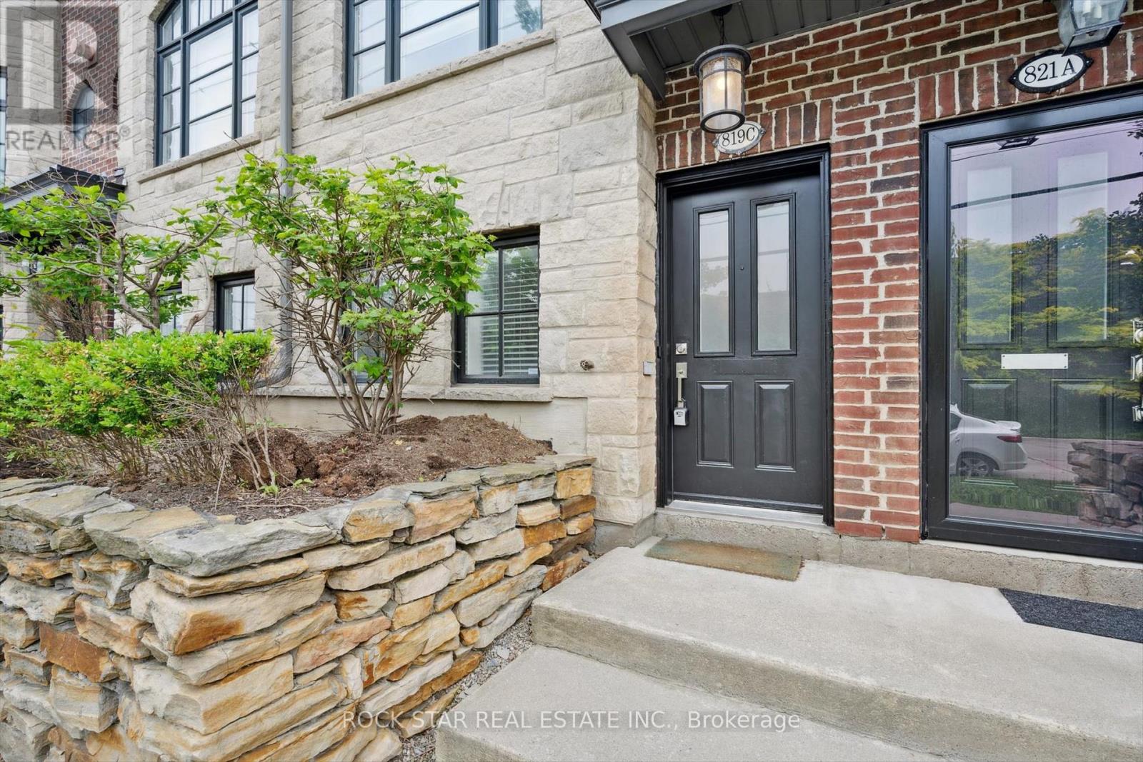 819c Oxford Street, Toronto (Mimico), Ontario  M8Z 0B3 - Photo 2 - W12213899