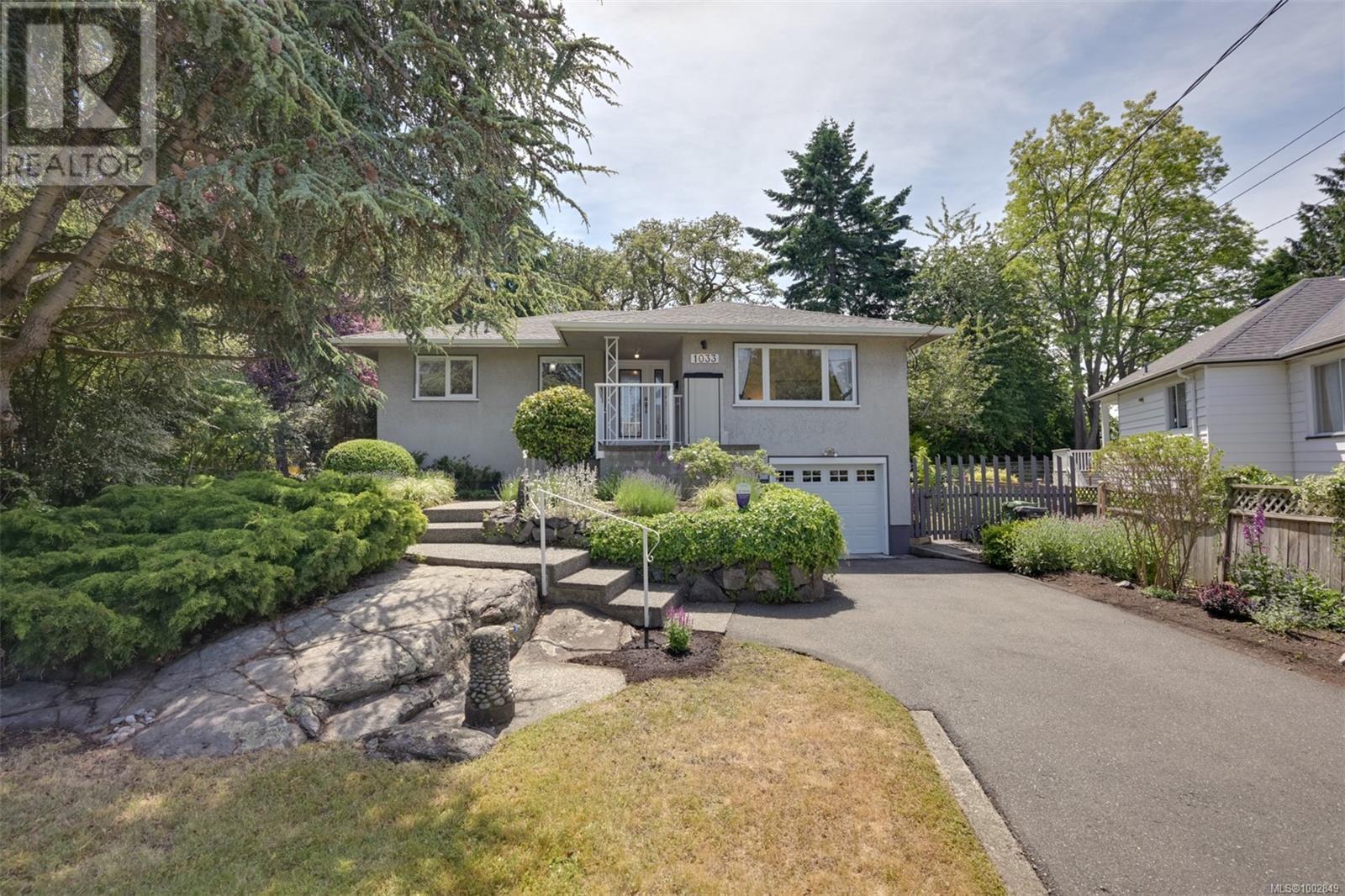 1033 Pentrelew Pl, Victoria, British Columbia