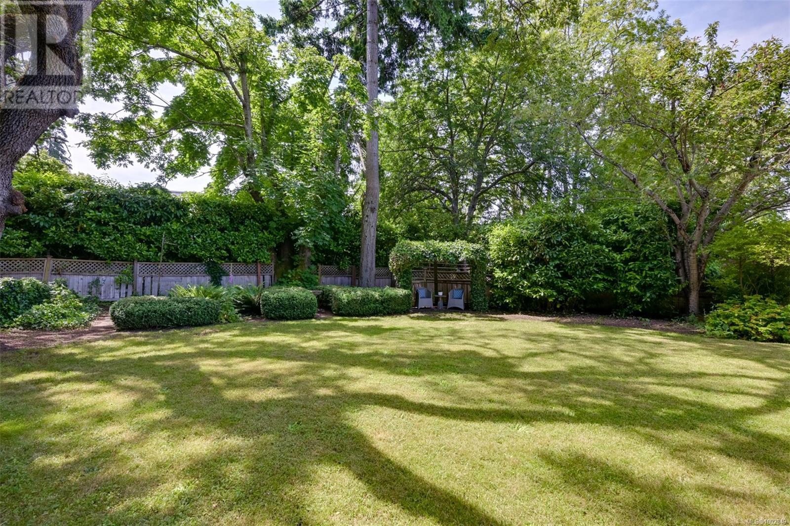 1033 Pentrelew Pl, Victoria, British Columbia  V8V 4J5 - Photo 32 - 1002849