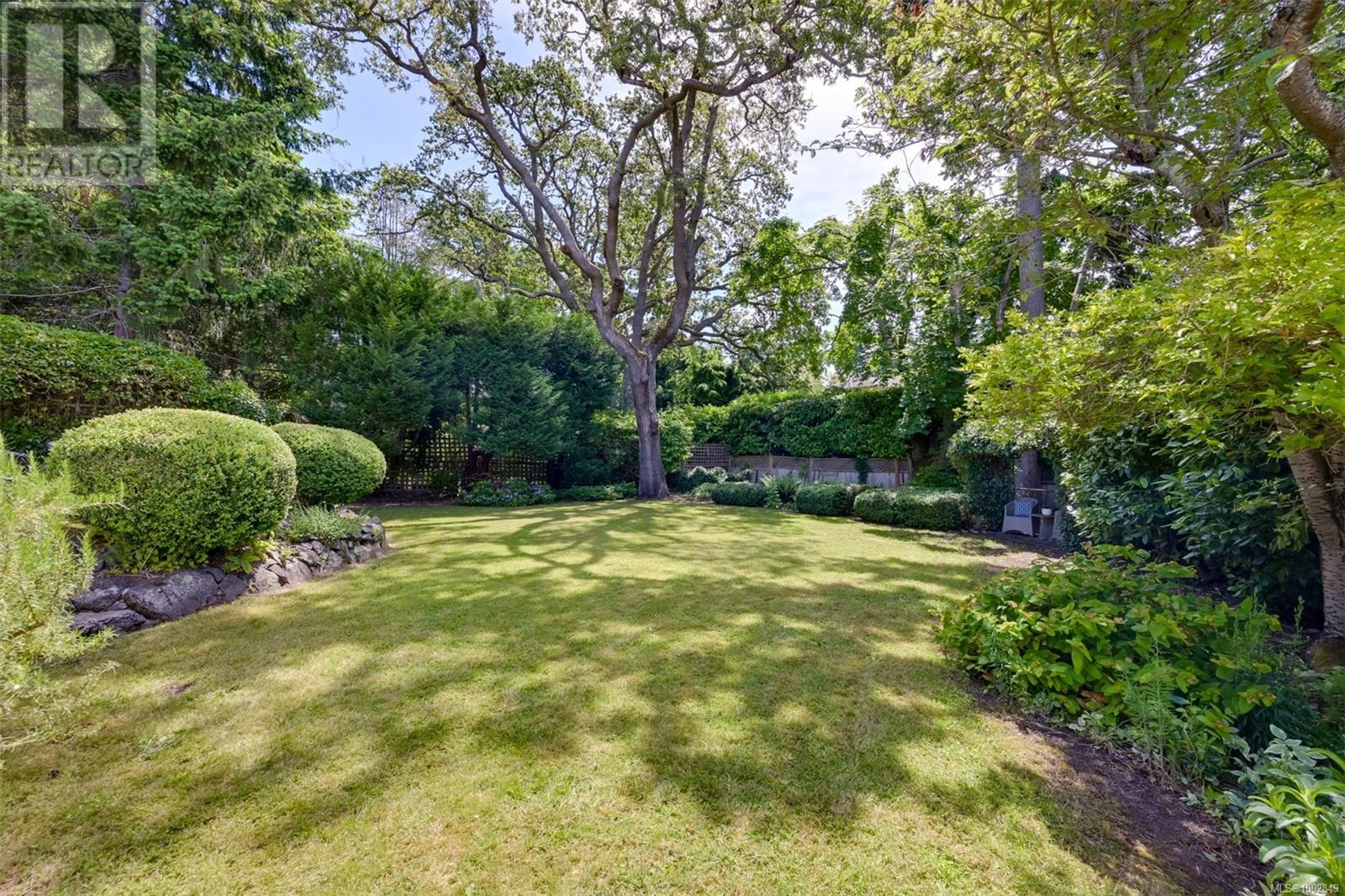 1033 Pentrelew Pl, Victoria, British Columbia  V8V 4J5 - Photo 40 - 1002849
