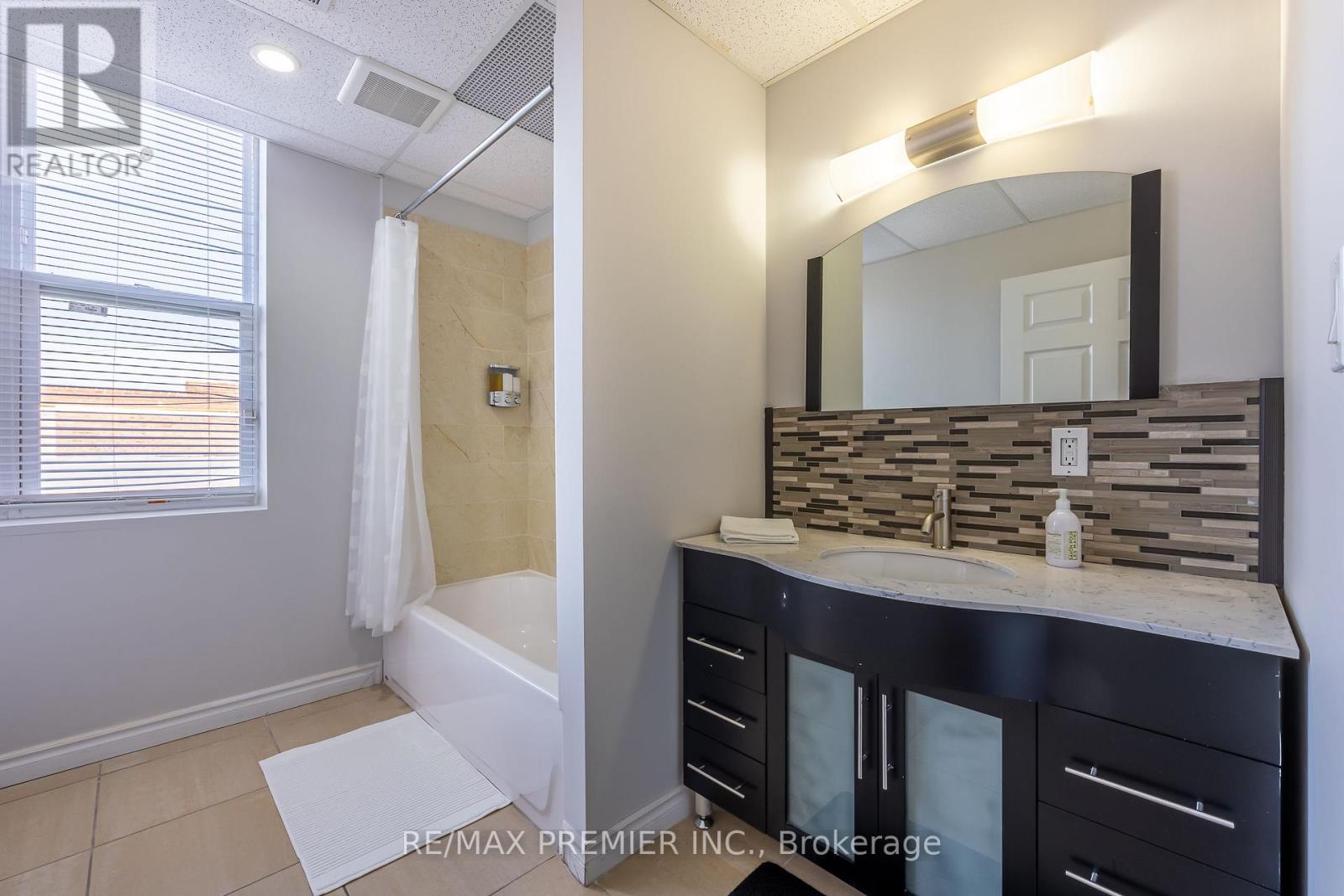 4507 Queen Street, Niagara Falls, Ontario  L2E 2L4 - Photo 5 - X12201472