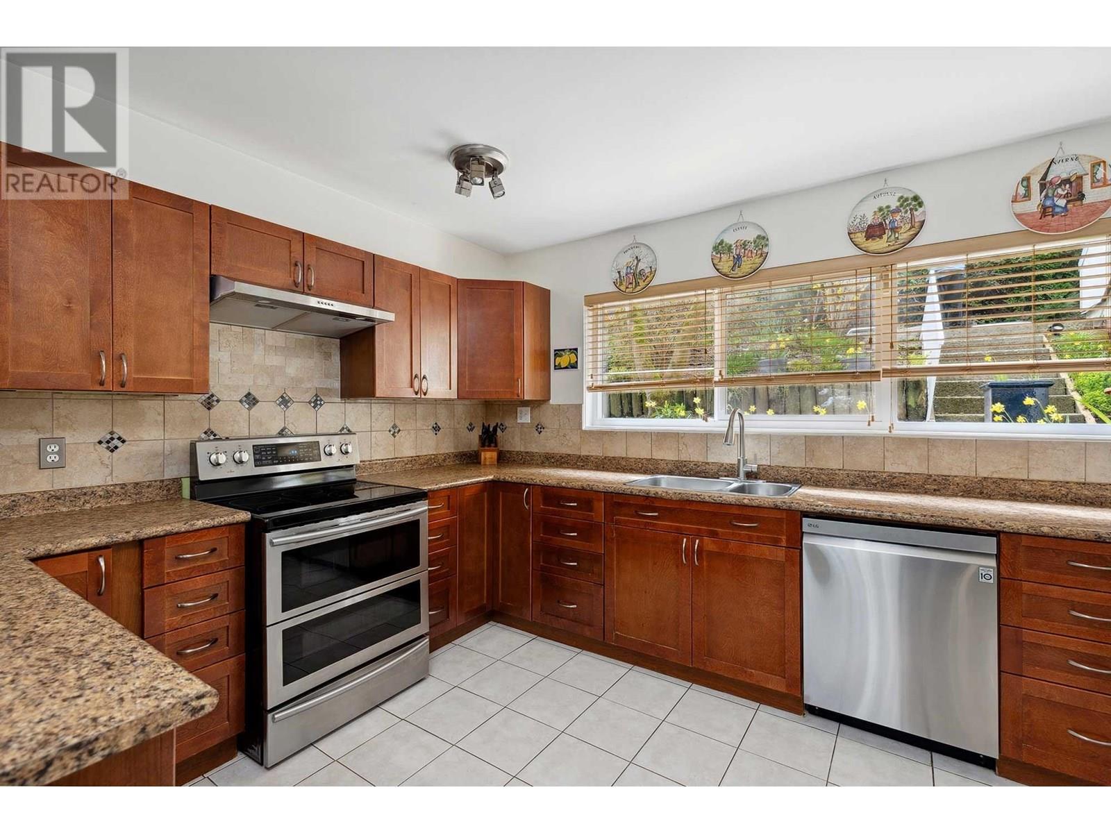 1059 Cecile Drive, Port Moody, British Columbia  V3H 1M6 - Photo 4 - R3014410