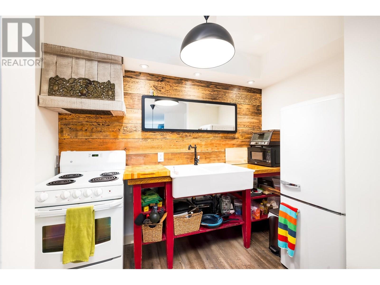 201 1515 E 5TH AVENUE, Vancouver, British Columbia