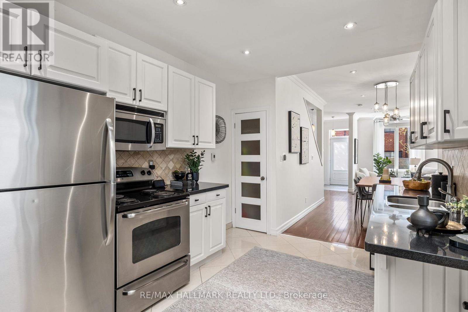 48 Allen Avenue, Toronto, Ontario  M4M 1T4 - Photo 11 - E12158328