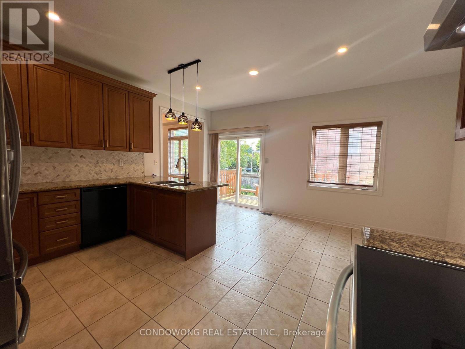 194 Autumn Hill Boulevard, Vaughan, Ontario  L4J 8Y7 - Photo 2 - N12208391