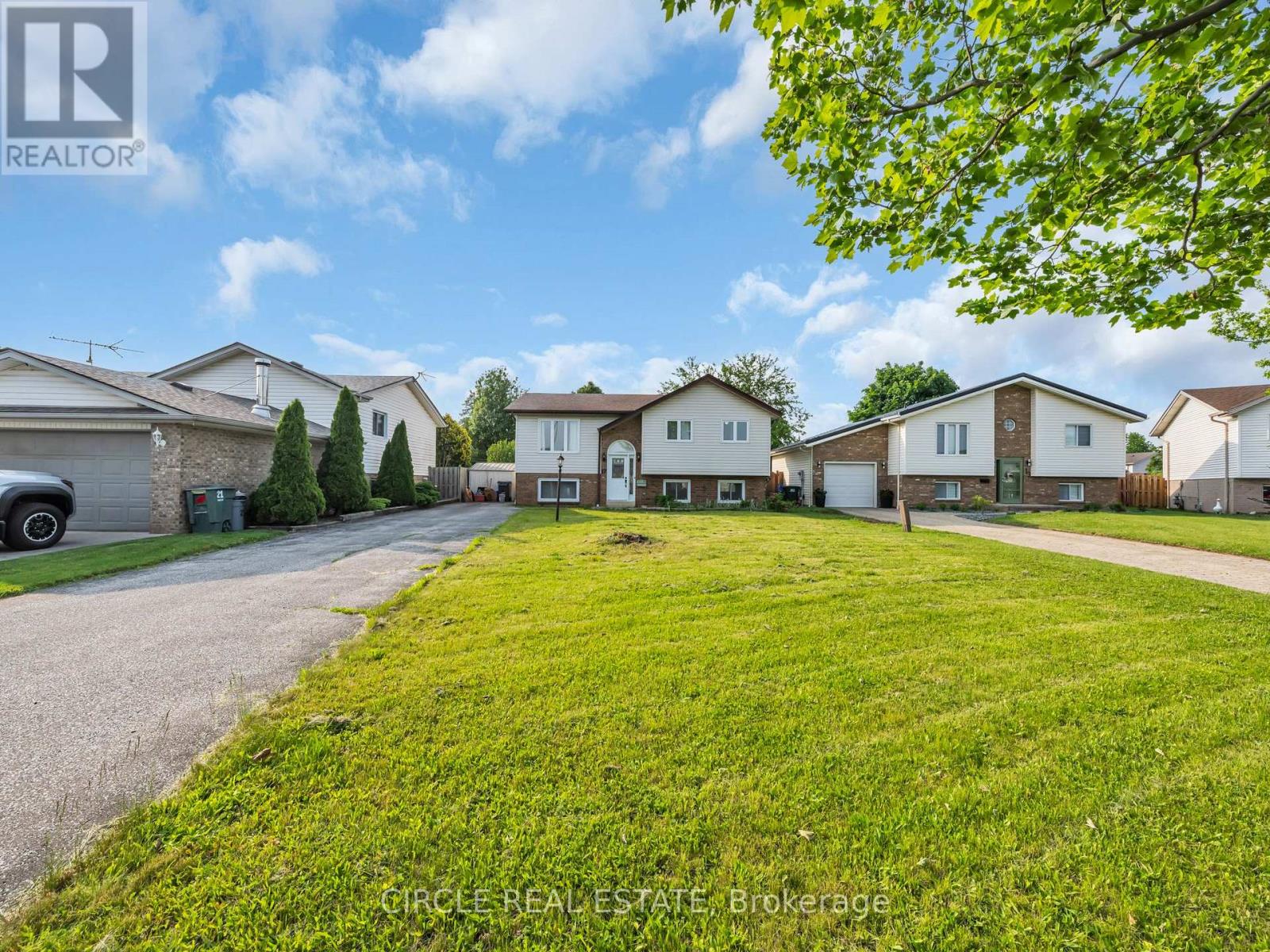 17 Mediterranean Avenue, Amherstburg, Ontario  N9V 3X6 - Photo 1 - X12213195