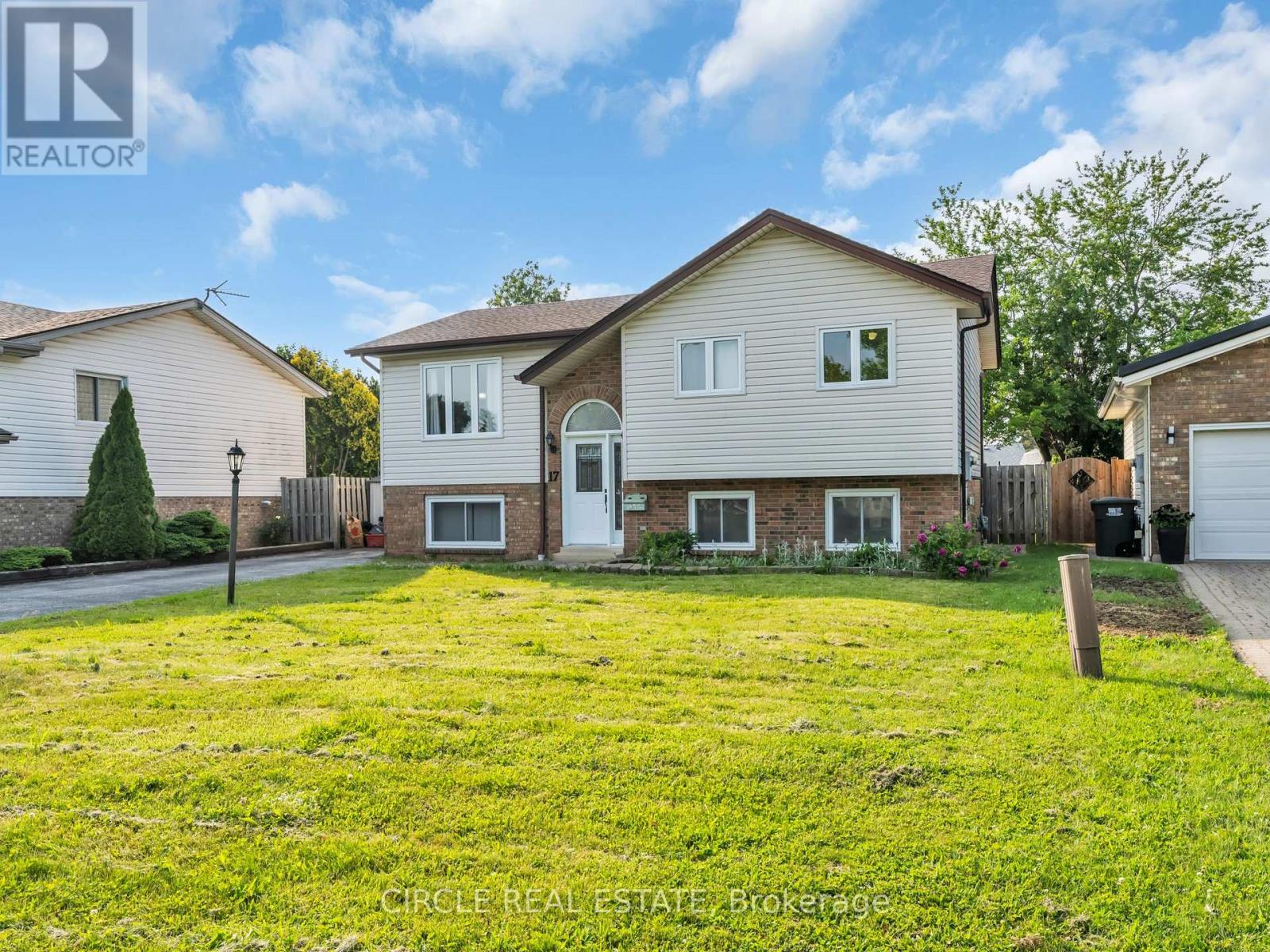 17 Mediterranean Avenue, Amherstburg, Ontario  N9V 3X6 - Photo 4 - X12213195
