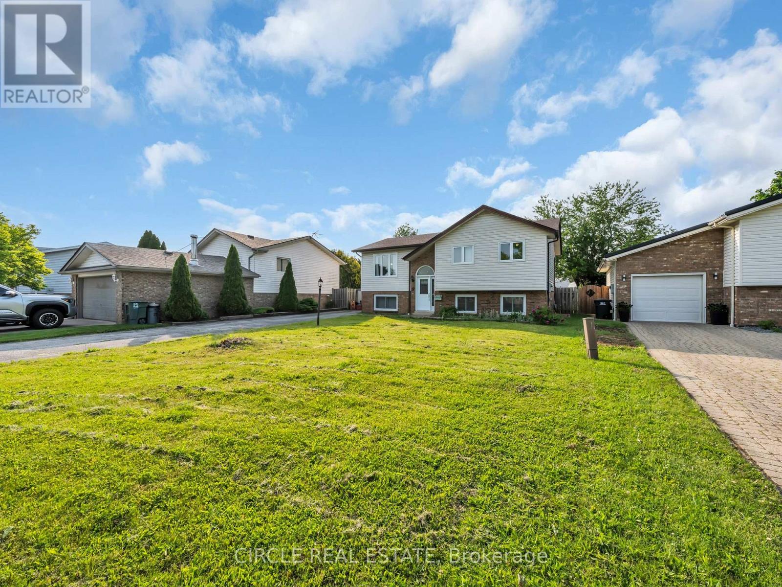 17 Mediterranean Avenue, Amherstburg, Ontario  N9V 3X6 - Photo 3 - X12213195
