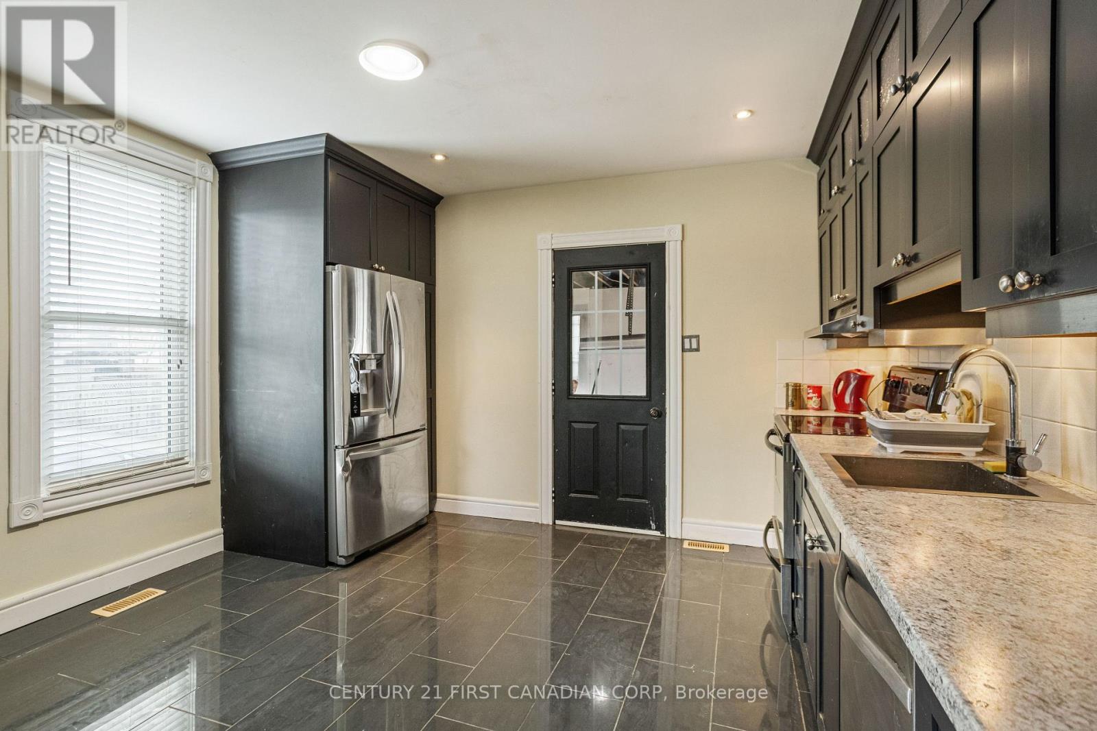 79 Scott Street, St. Thomas, Ontario  N5P 1L1 - Photo 13 - X12214135