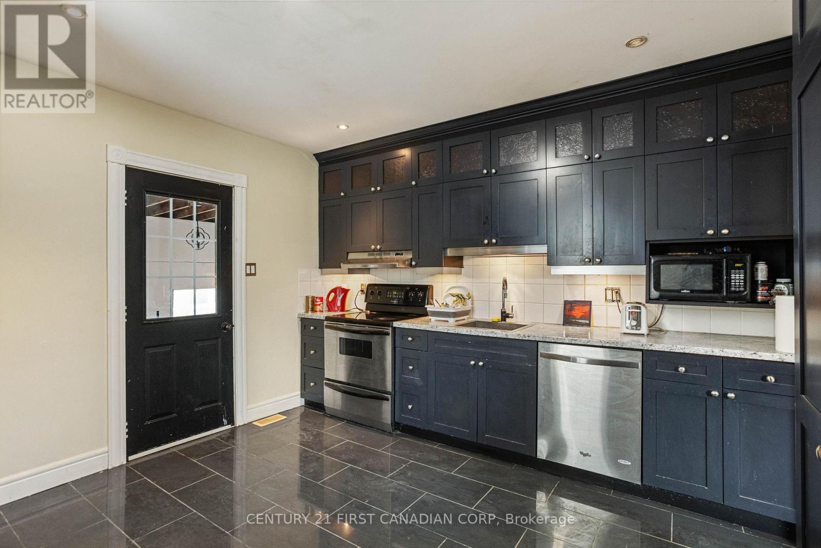 79 Scott Street, St. Thomas, Ontario  N5P 1L1 - Photo 14 - X12214135