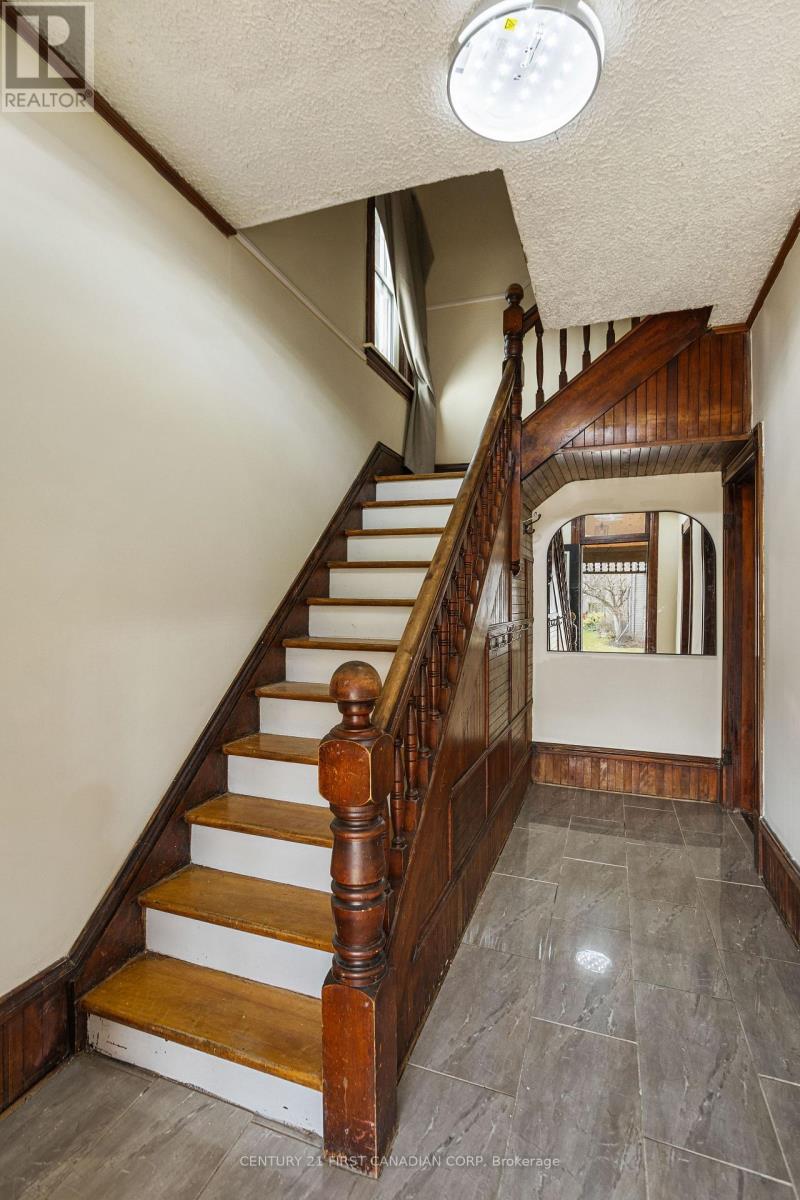 79 Scott Street, St. Thomas, Ontario  N5P 1L1 - Photo 3 - X12214135