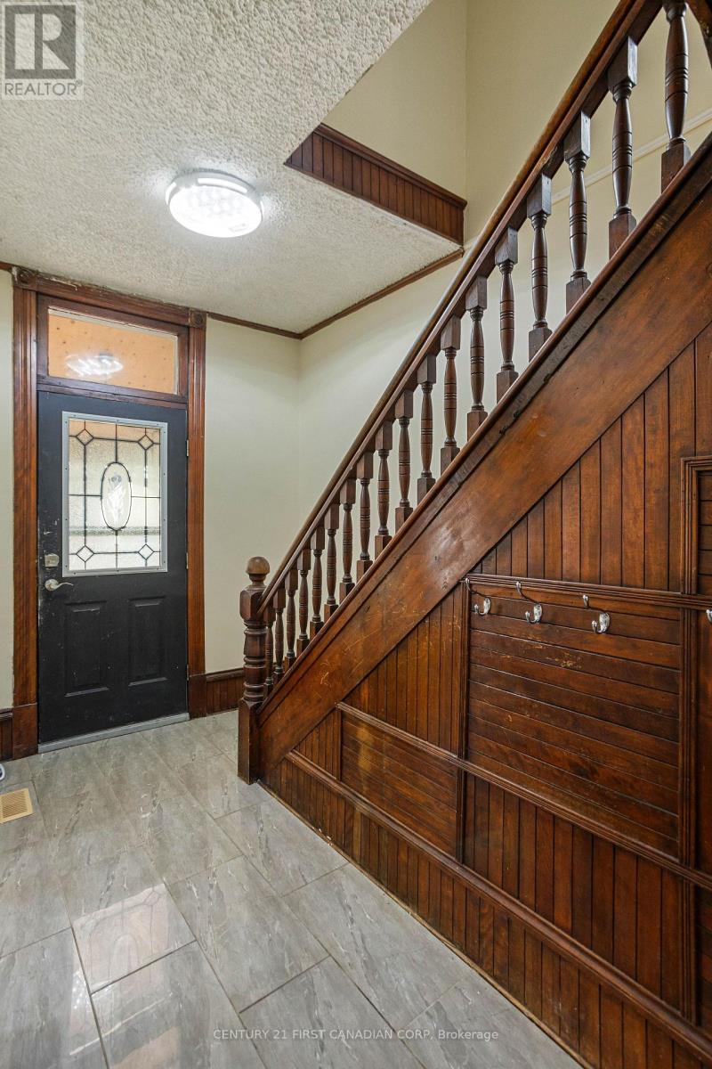 79 Scott Street, St. Thomas, Ontario  N5P 1L1 - Photo 4 - X12214135