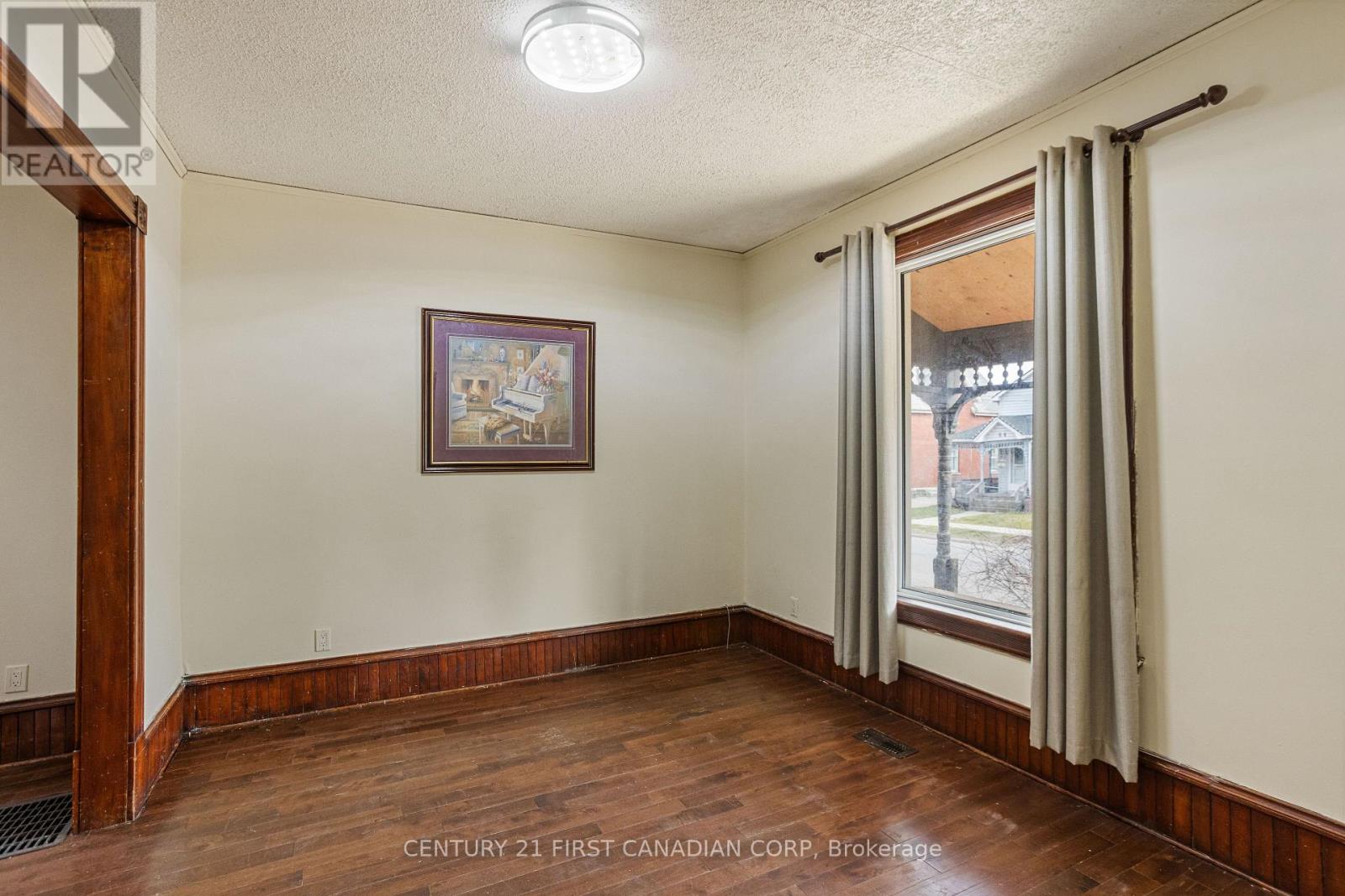 79 Scott Street, St. Thomas, Ontario  N5P 1L1 - Photo 5 - X12214135