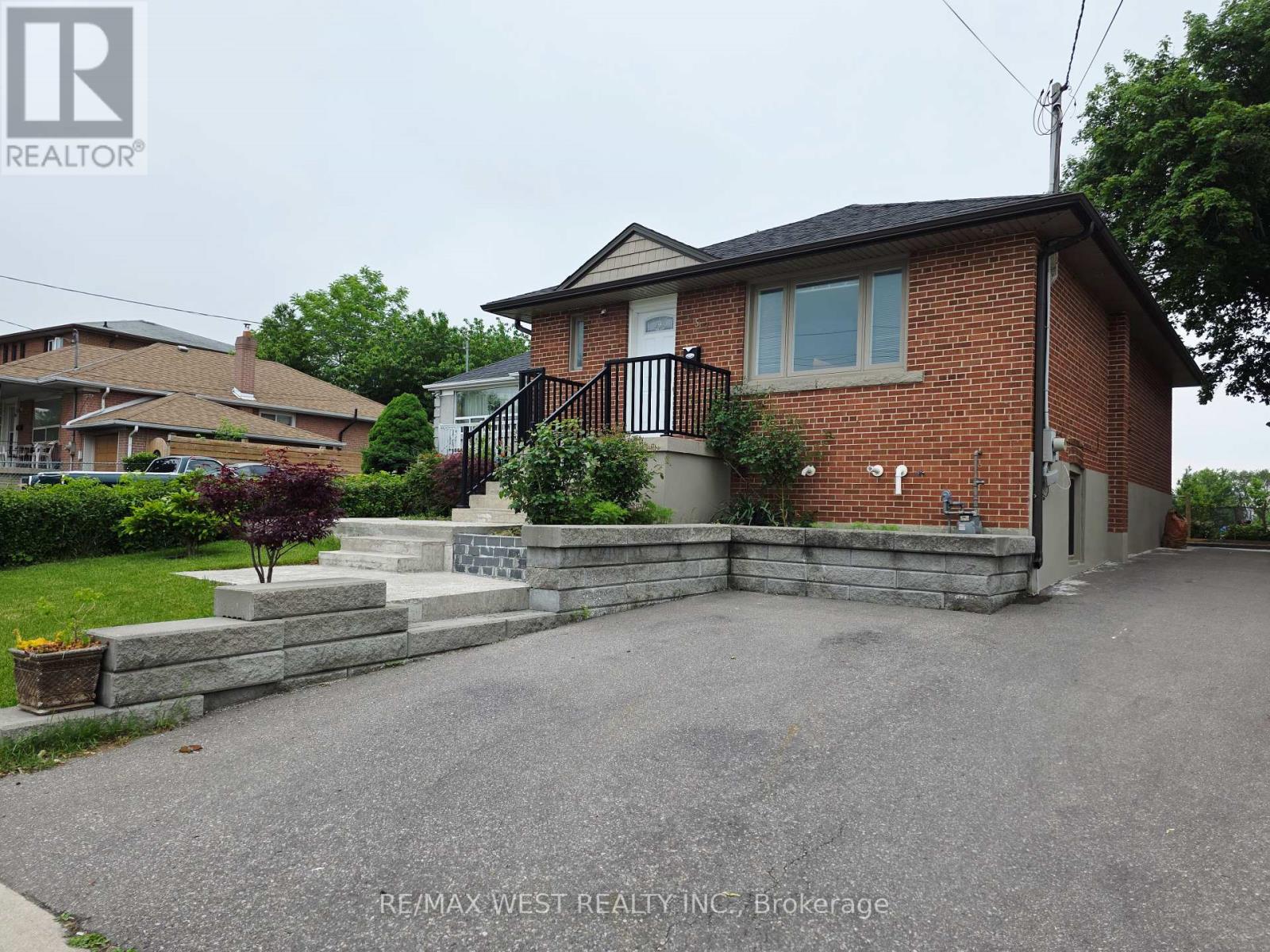 357 Rustic Road, Toronto (Maple Leaf), Ontario  M6L 1W6 - Photo 2 - W12213986