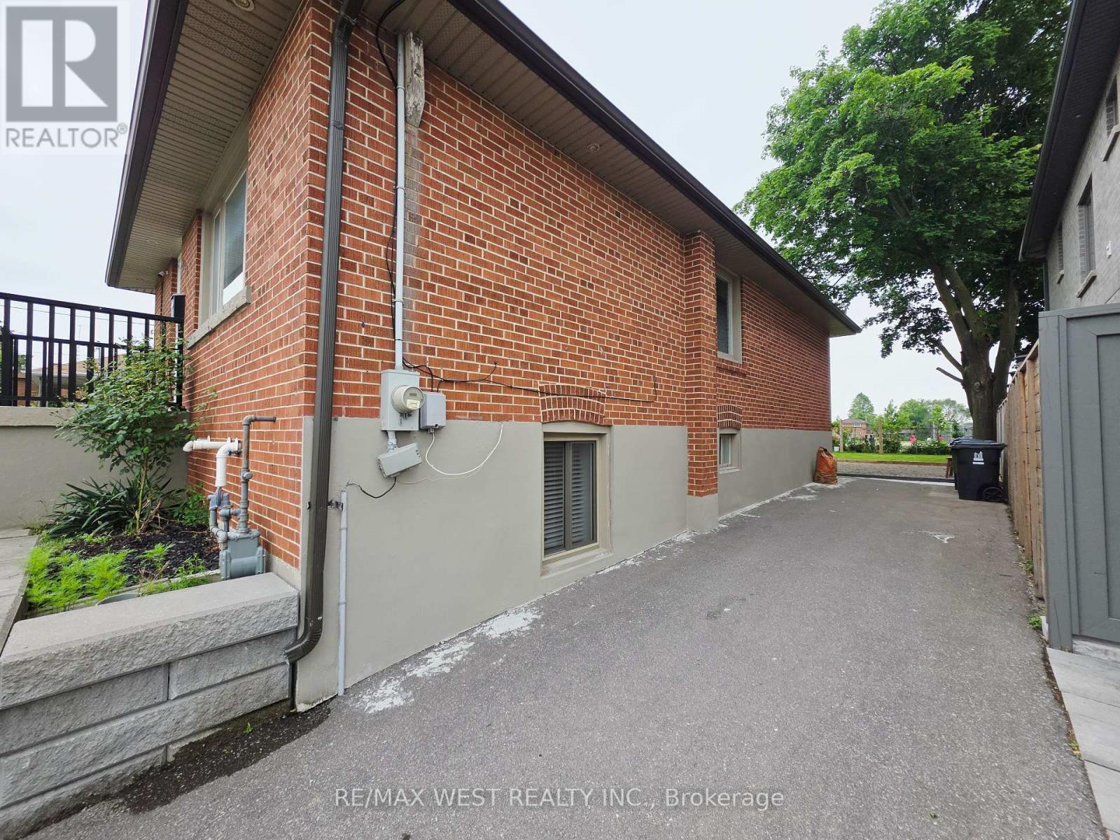 357 Rustic Road, Toronto (Maple Leaf), Ontario  M6L 1W6 - Photo 29 - W12213986