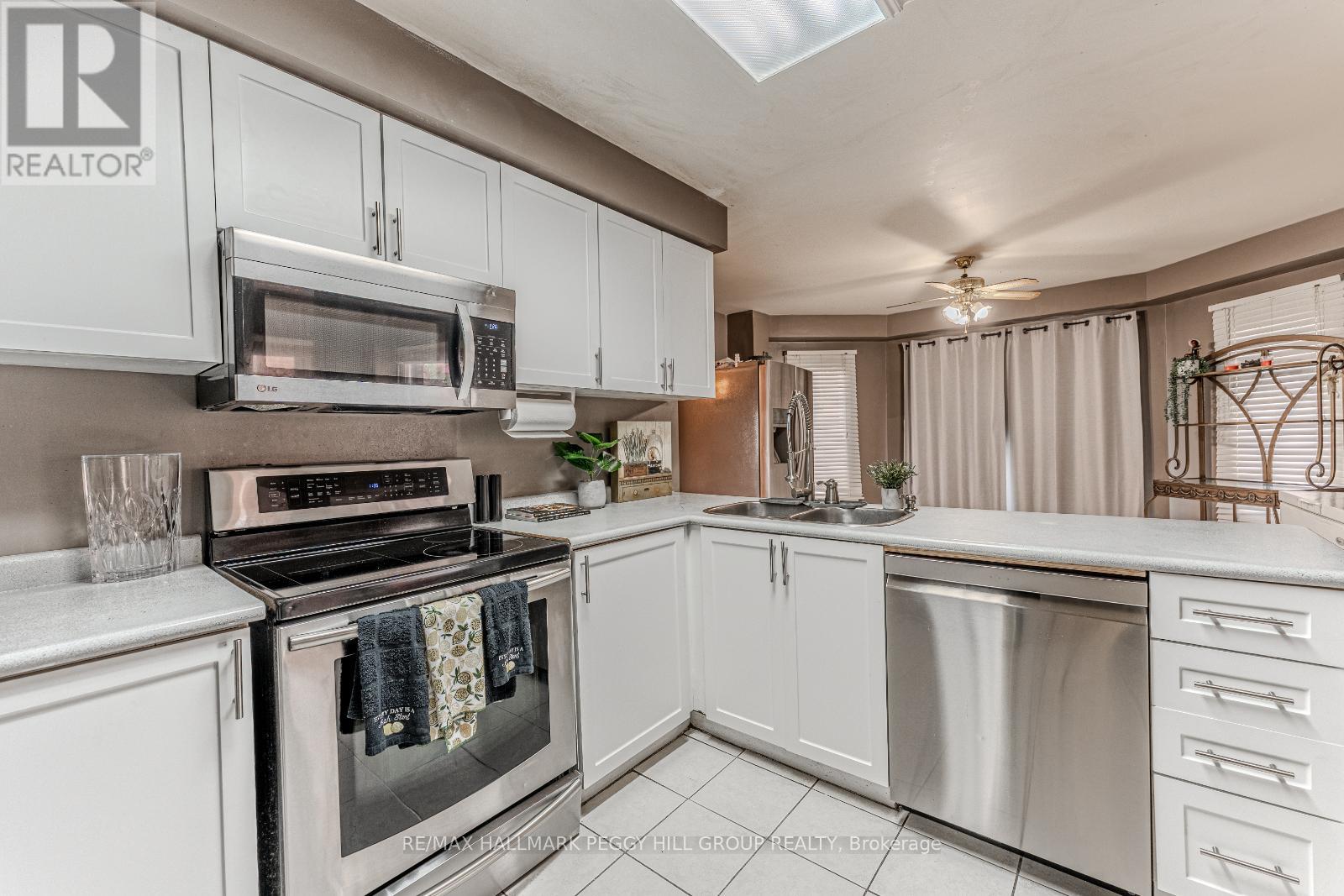 188 Kozlov Street, Barrie, Ontario  L4N 7H5 - Photo 3 - S12190316