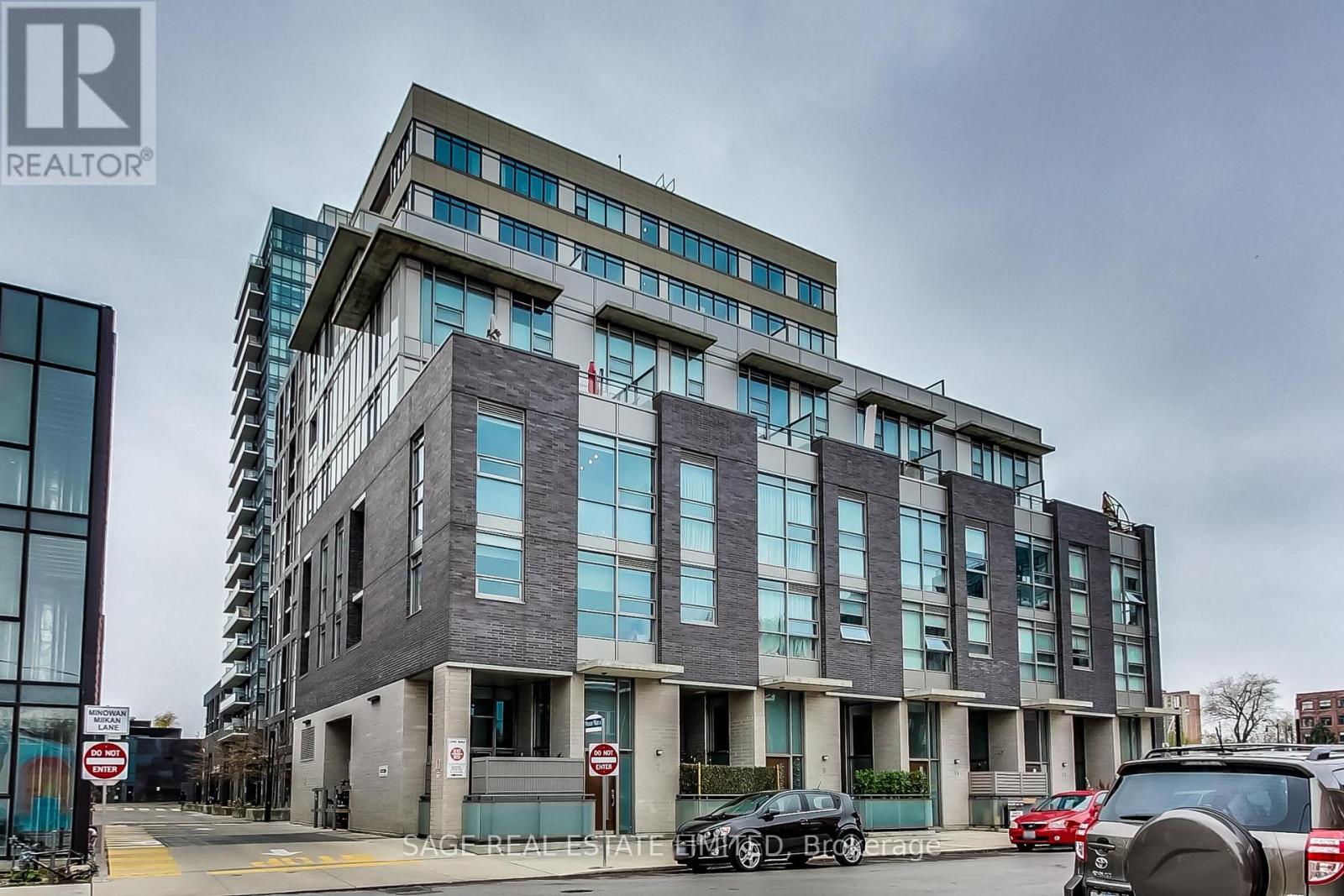 <div class="slider-price">$628,000</div><p>1806 - 20 Minowan Miikan Lane, Toronto, Ontario</p>
