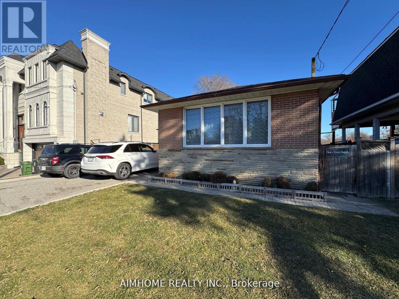 (Lower) - 5 Cloebury Court, Toronto, Ontario  M2R 1V7 - Photo 2 - C12214096